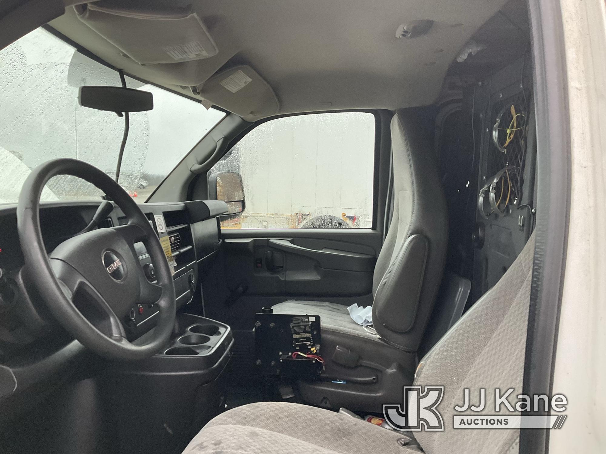 (Shrewsbury, MA) 2013 GMC Savana G1500 AWD Cargo Van Runs & Moves) (Sporadically Starts, Bad Battery