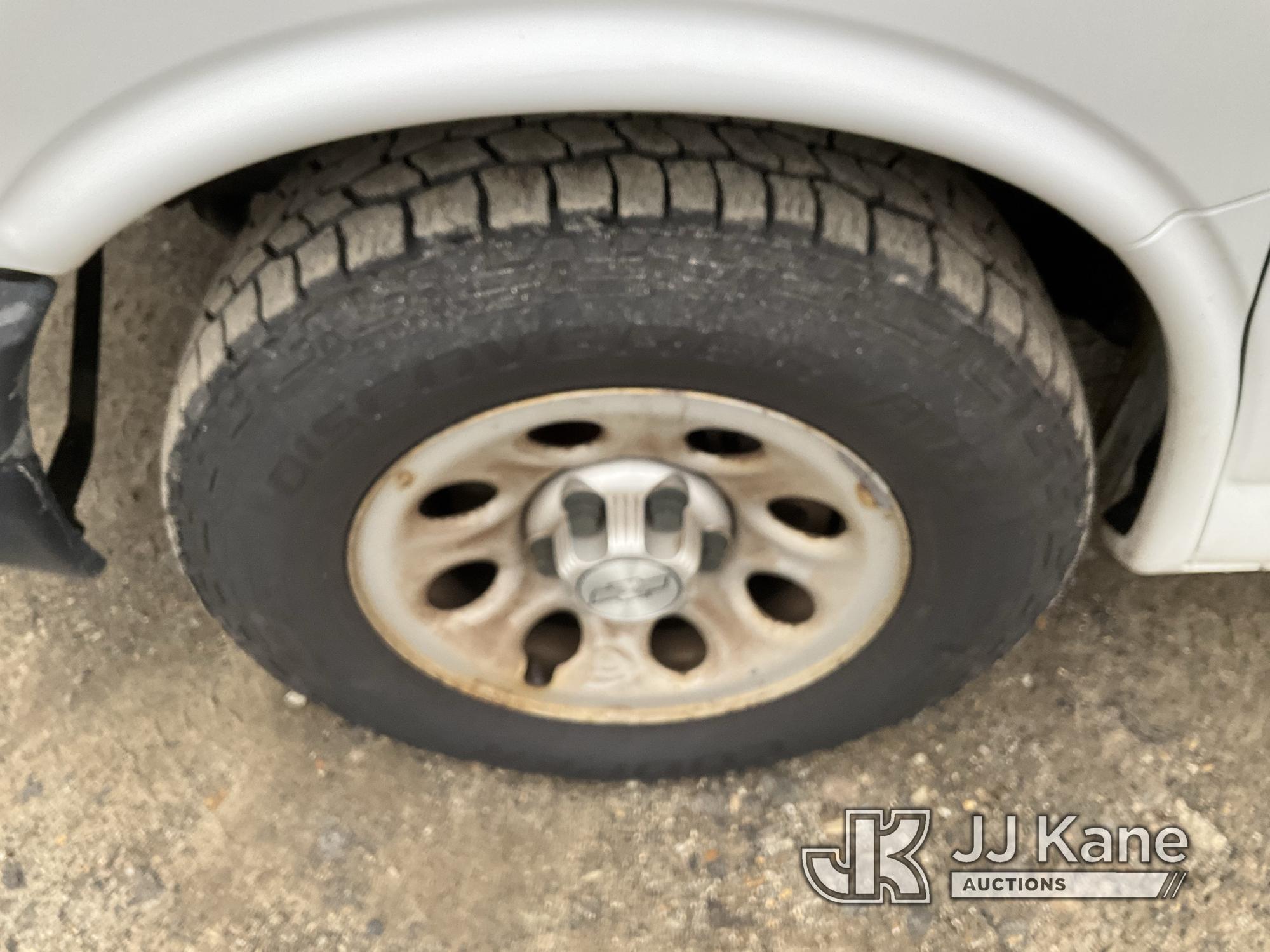 (Shrewsbury, MA) 2014 Chevrolet Express G1500 AWD Cargo Van Runs & Moves) (Rust Damage, Bad Curbside