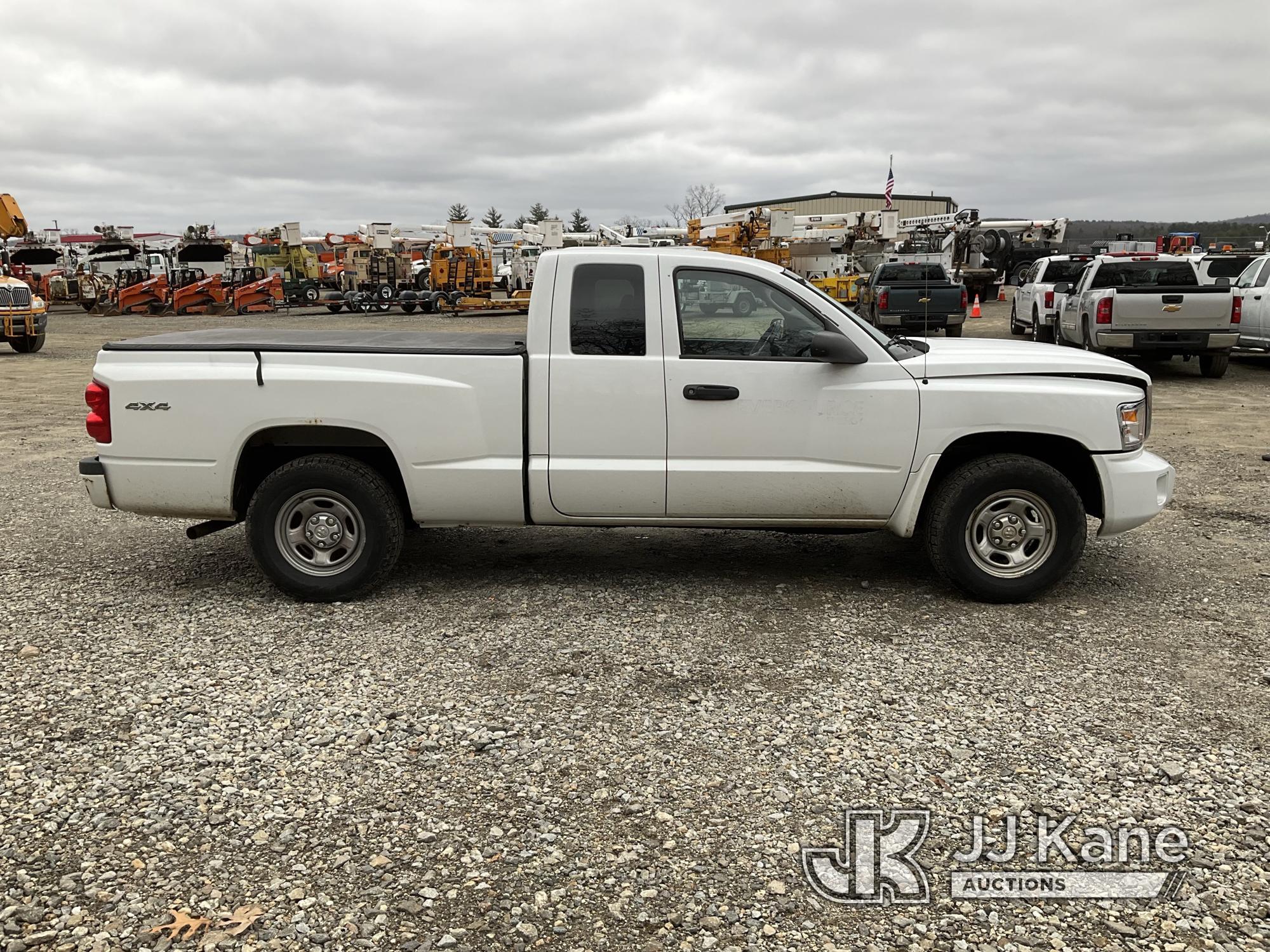 (Shrewsbury, MA) 2011 Dodge Dakota 4x4 Extended-Cab Pickup Truck Runs & Moves) (Bad Battery, Rust Da