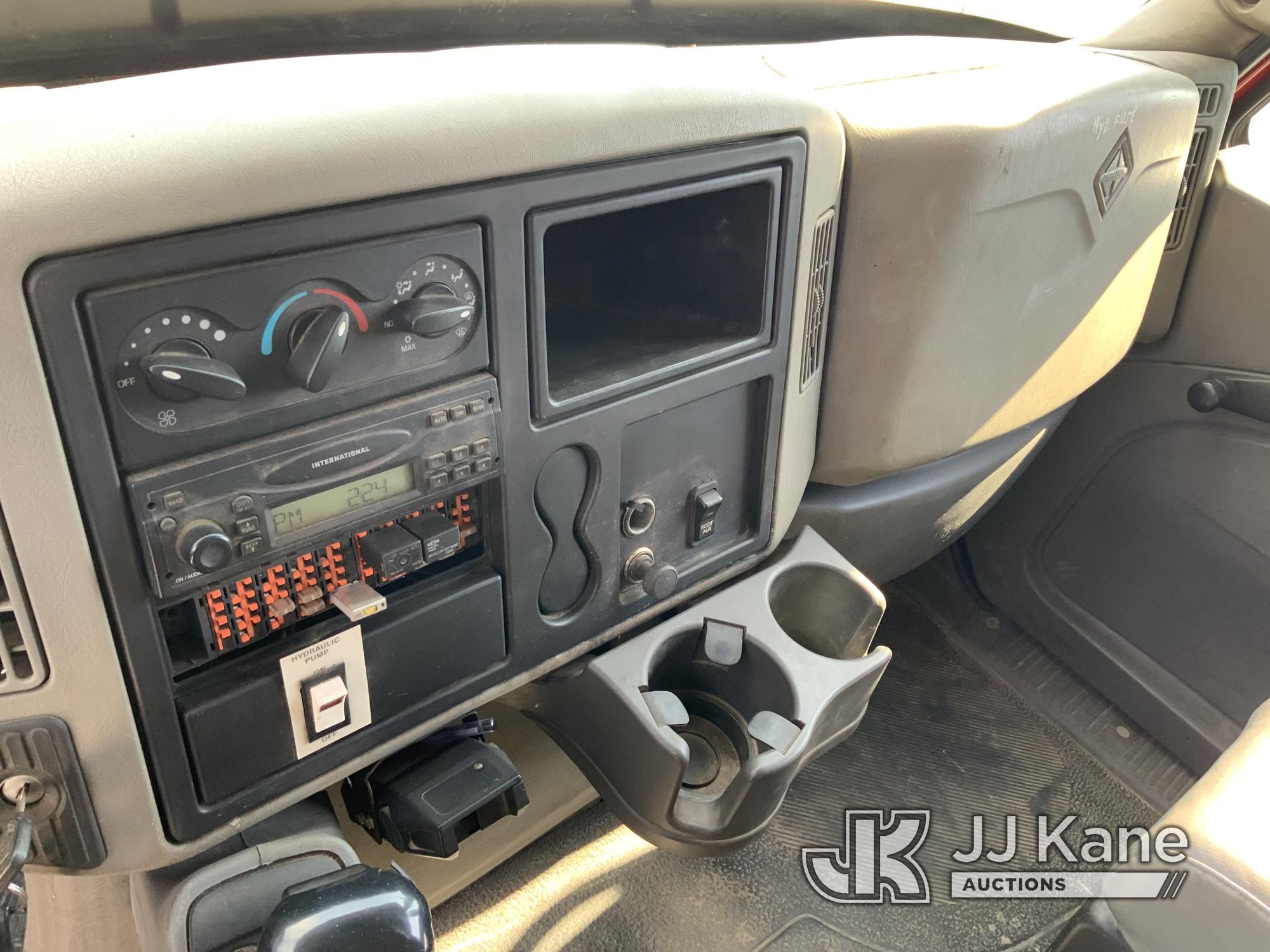 (Fort Wayne, IN) 2008 International 4300 Crew-Cab Enclosed Utility Truck Runs & Moves) (Brake Warnin