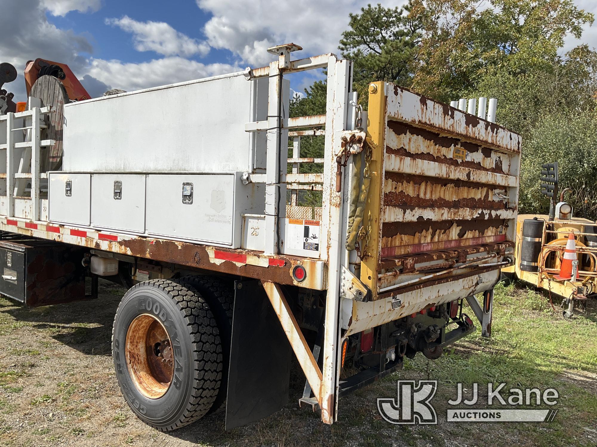 (Bellport, NY) Palfinger PK10000, Knuckleboom Crane mounted behind cab on 2006 Ford F750 Flatbed Tru