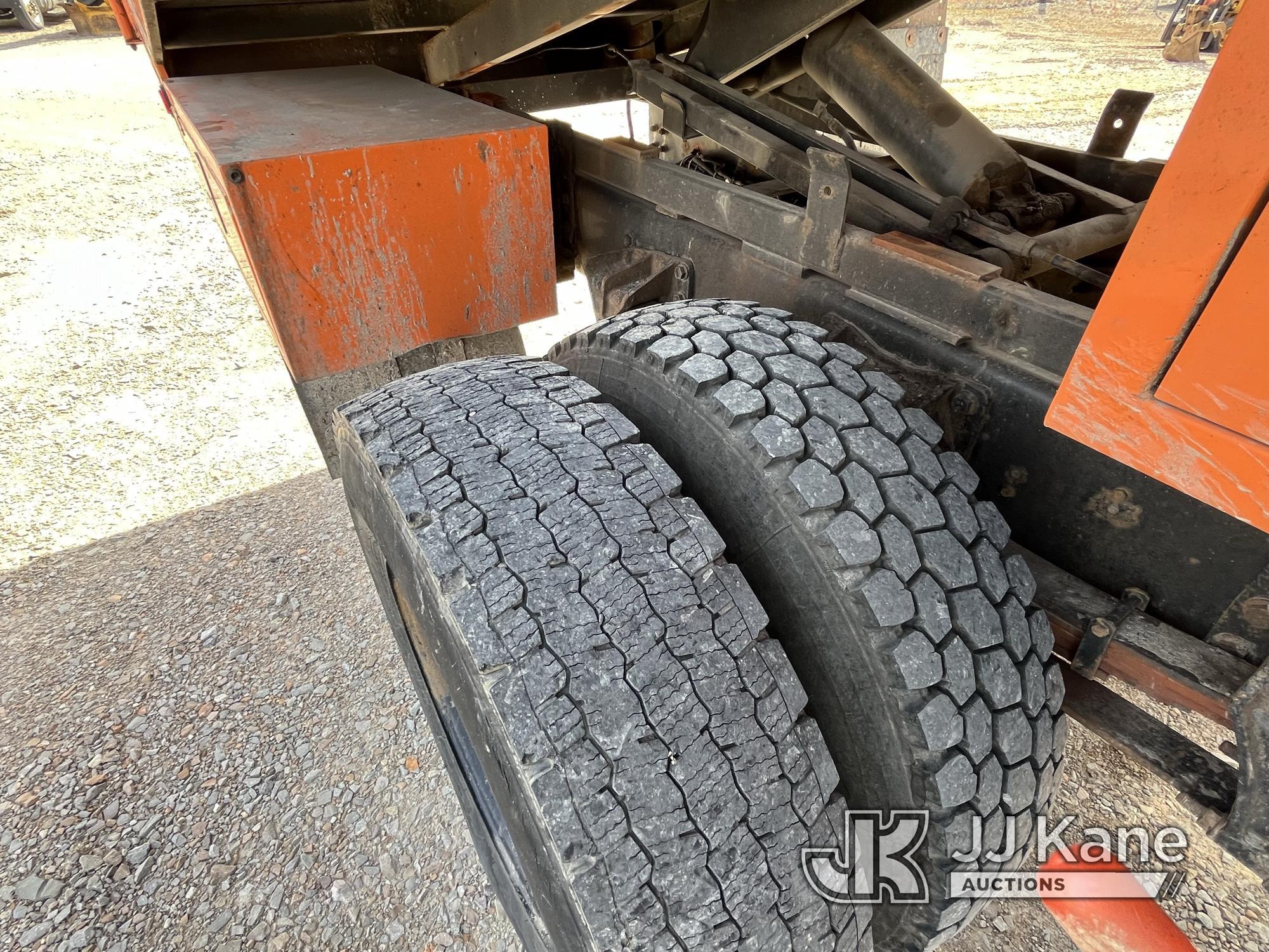 (Smock, PA) Altec LR760E70, Over-Center Elevator Bucket mounted behind cab on 2013 Ford F750 Chipper