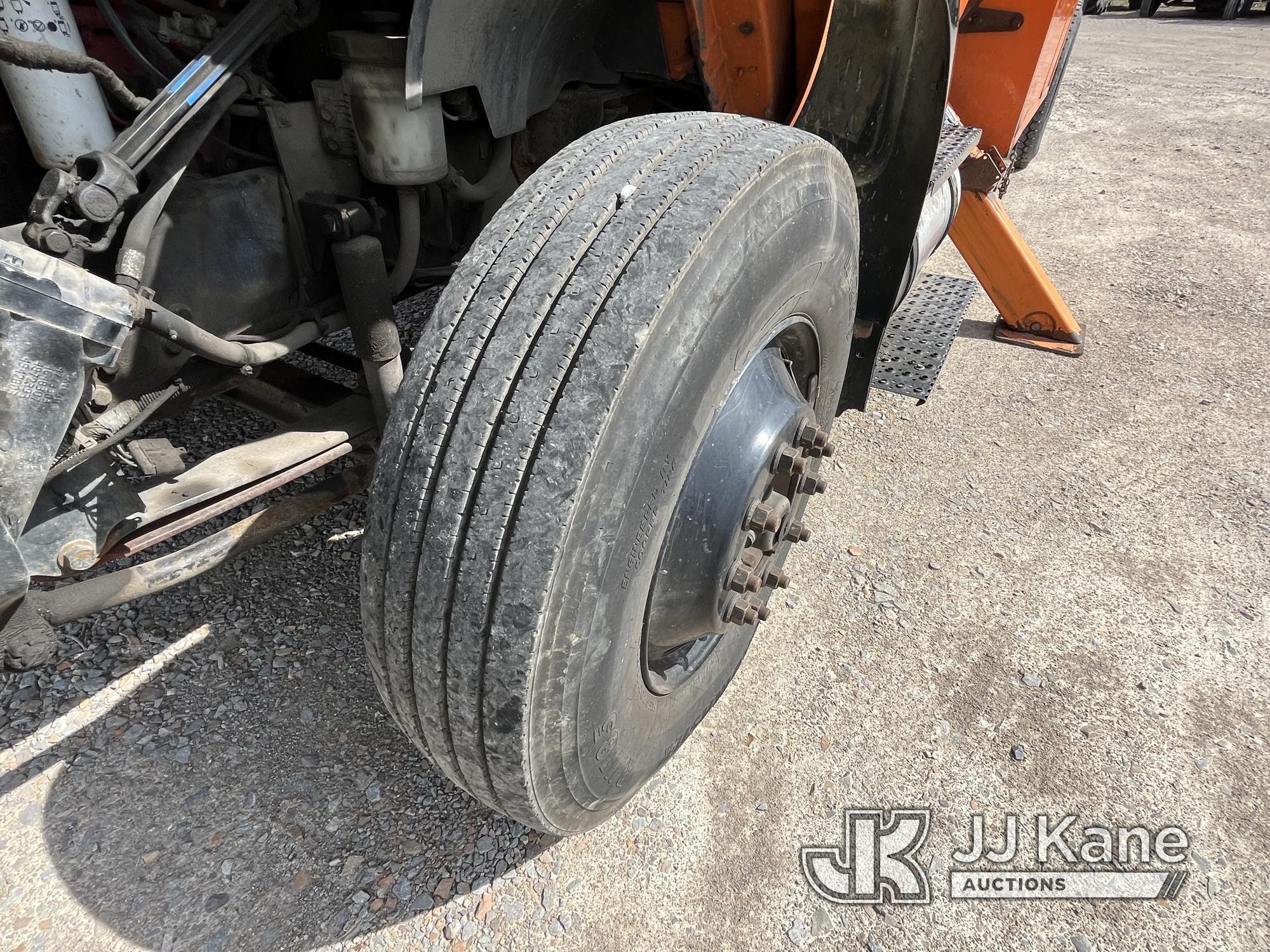 (Smock, PA) Altec LR760E70, Over-Center Elevator Bucket mounted behind cab on 2013 Ford F750 Chipper