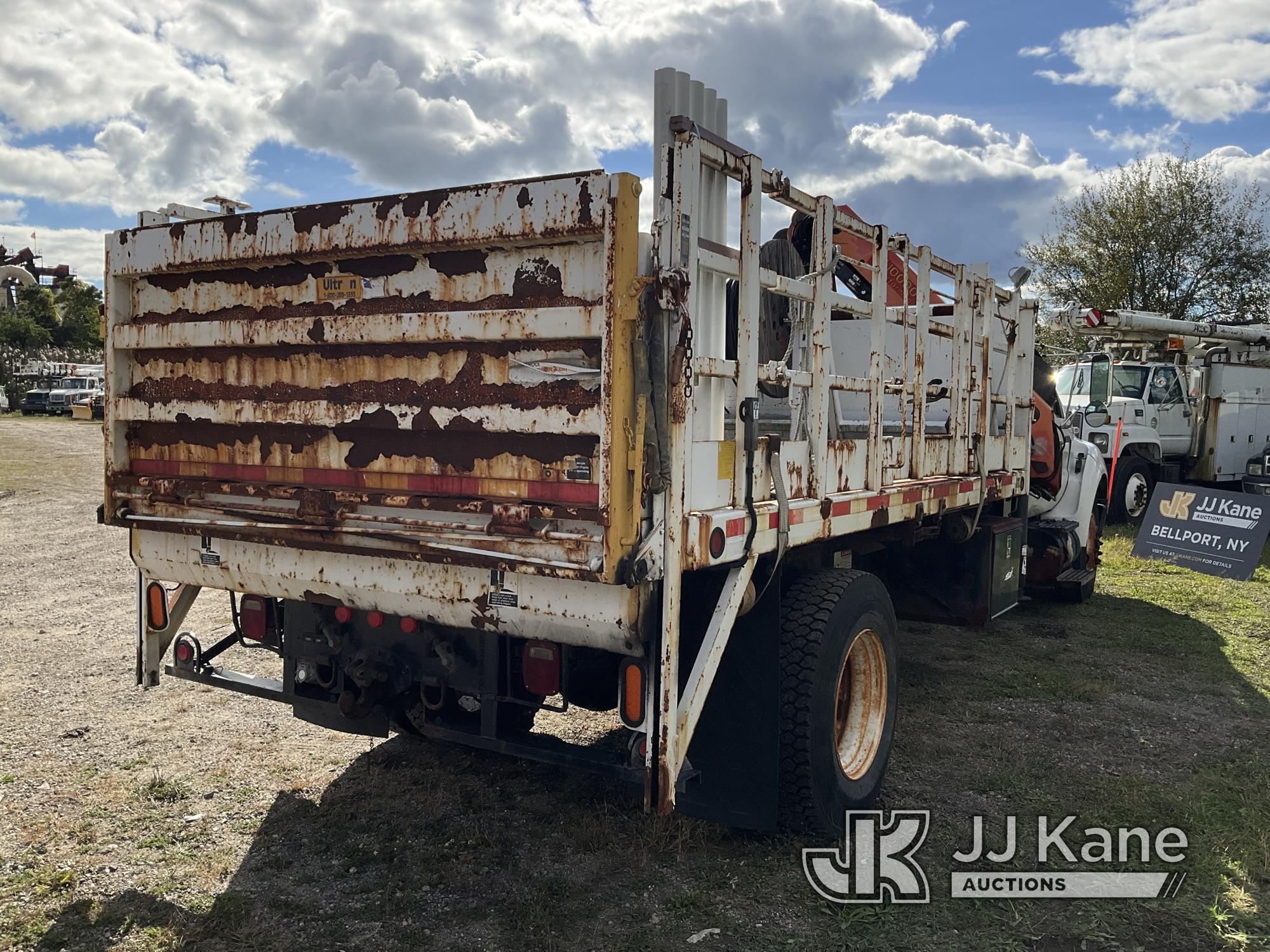 (Bellport, NY) Palfinger PK10000, Knuckleboom Crane mounted behind cab on 2006 Ford F750 Flatbed Tru