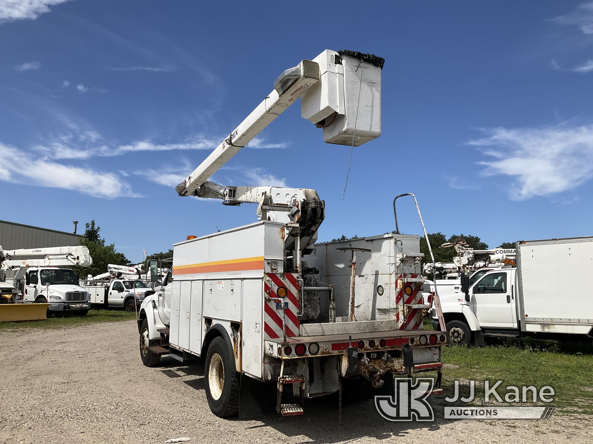 (Bellport, NY) Terex/HiRanger SC42, Over-Center Bucket Truck center mounted on 2006 Ford F750 Utilit