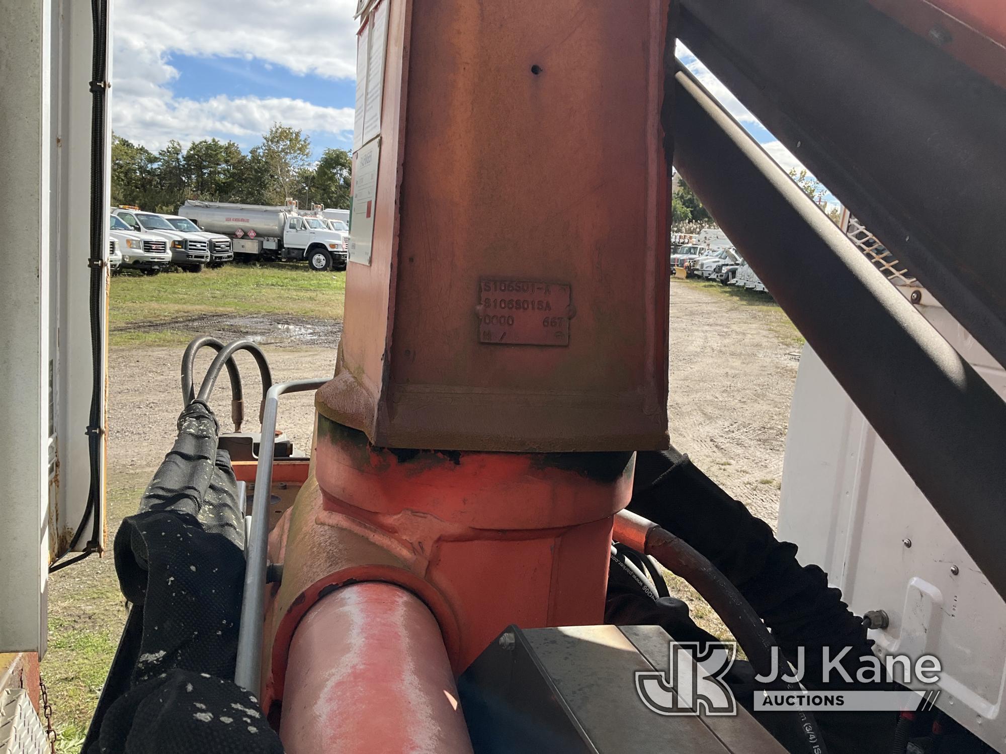 (Bellport, NY) Palfinger PK10000, Knuckleboom Crane mounted behind cab on 2006 Ford F750 Flatbed Tru