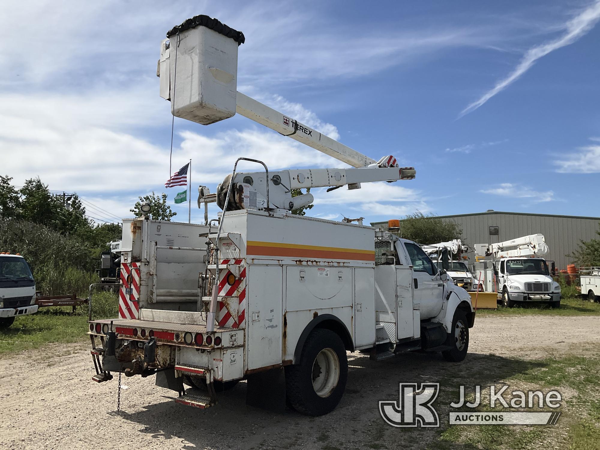 (Bellport, NY) Terex/HiRanger SC42, Over-Center Bucket Truck center mounted on 2006 Ford F750 Utilit