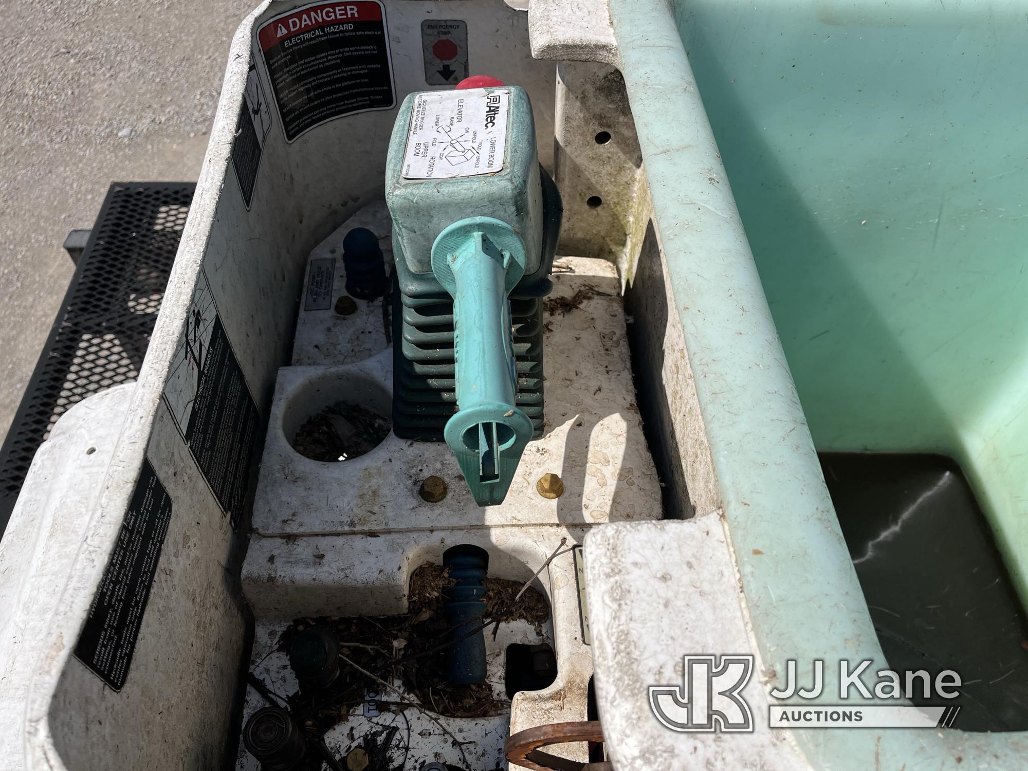 (Smock, PA) Altec LR760E70, Over-Center Elevator Bucket mounted behind cab on 2013 Ford F750 Chipper