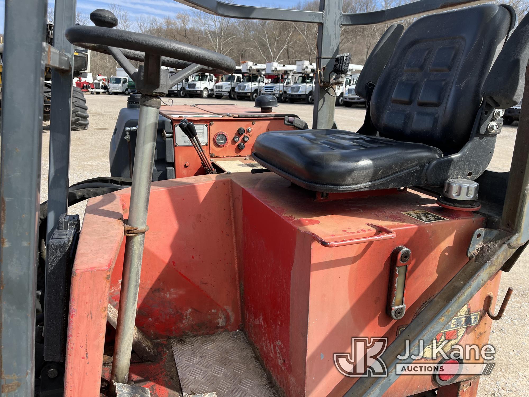 (Smock, PA) 2001 Chevrolet C7H064 Flatbed Truck Runs, Moves & Forklift Operates, Rust Damage