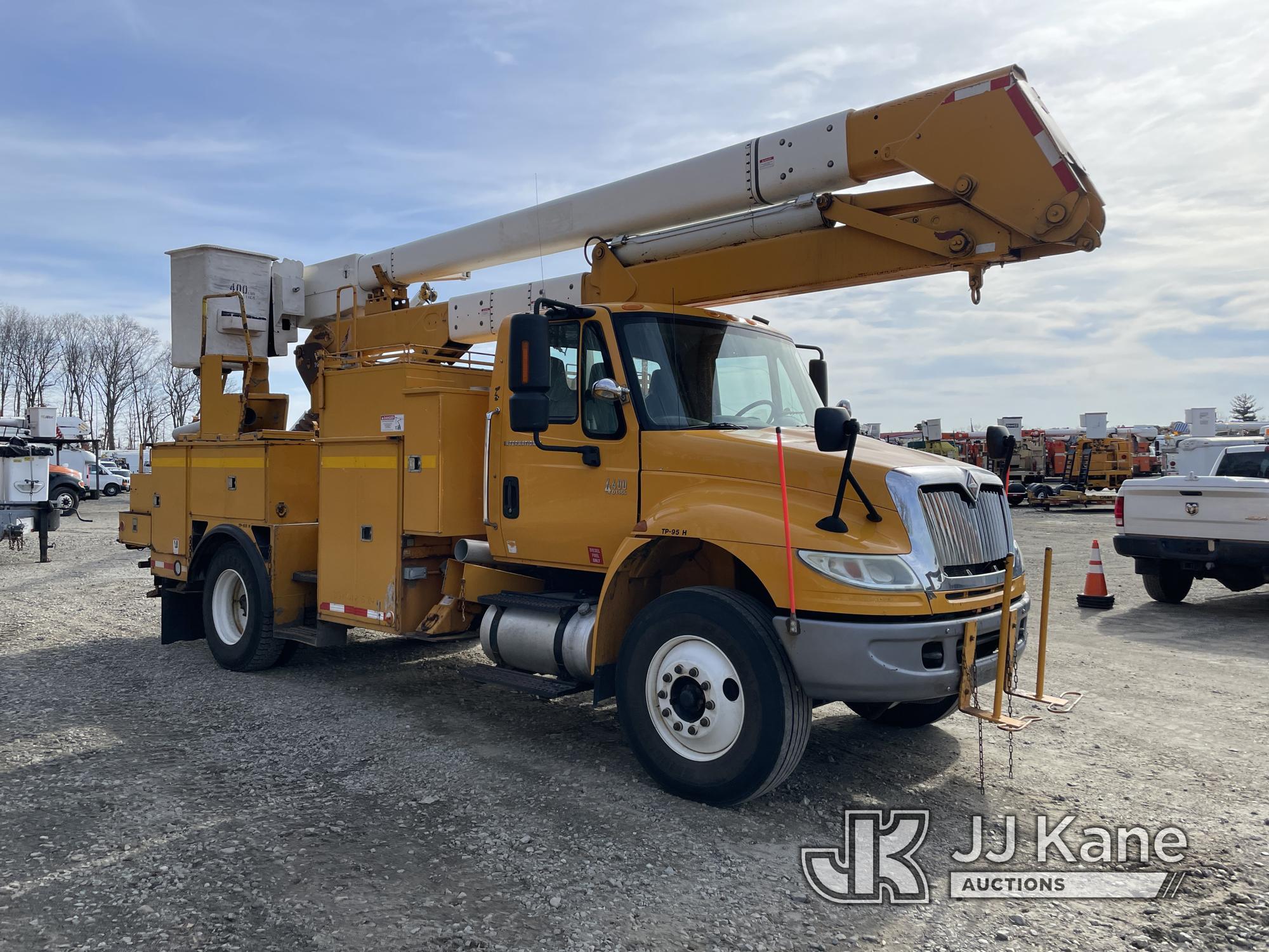 (Shrewsbury, MA) HiRanger HR50-M, Material Handling Bucket Truck rear mounted on 2007 International