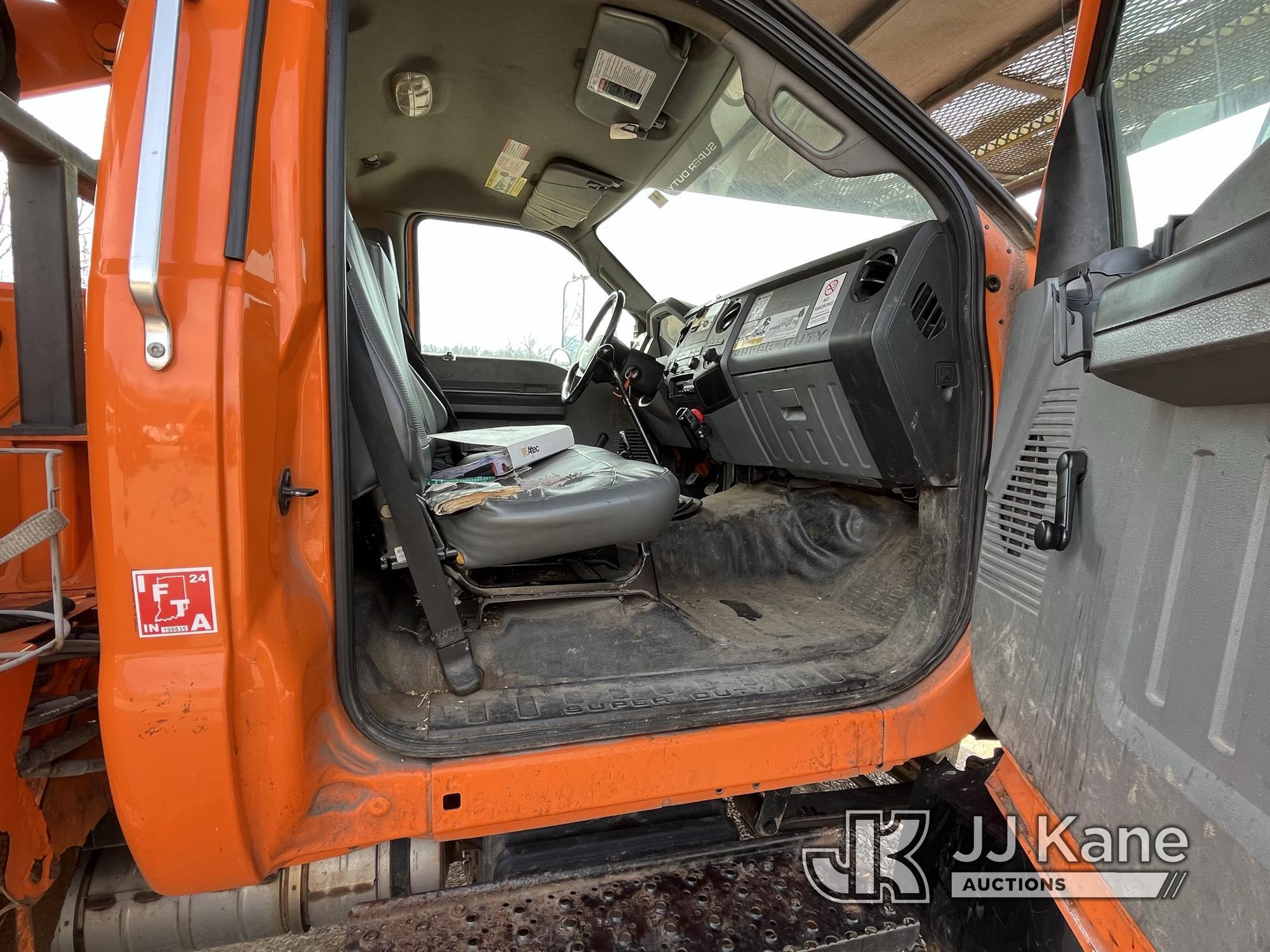 (Smock, PA) Altec LR760E70, Over-Center Elevator Bucket mounted behind cab on 2013 Ford F750 Chipper