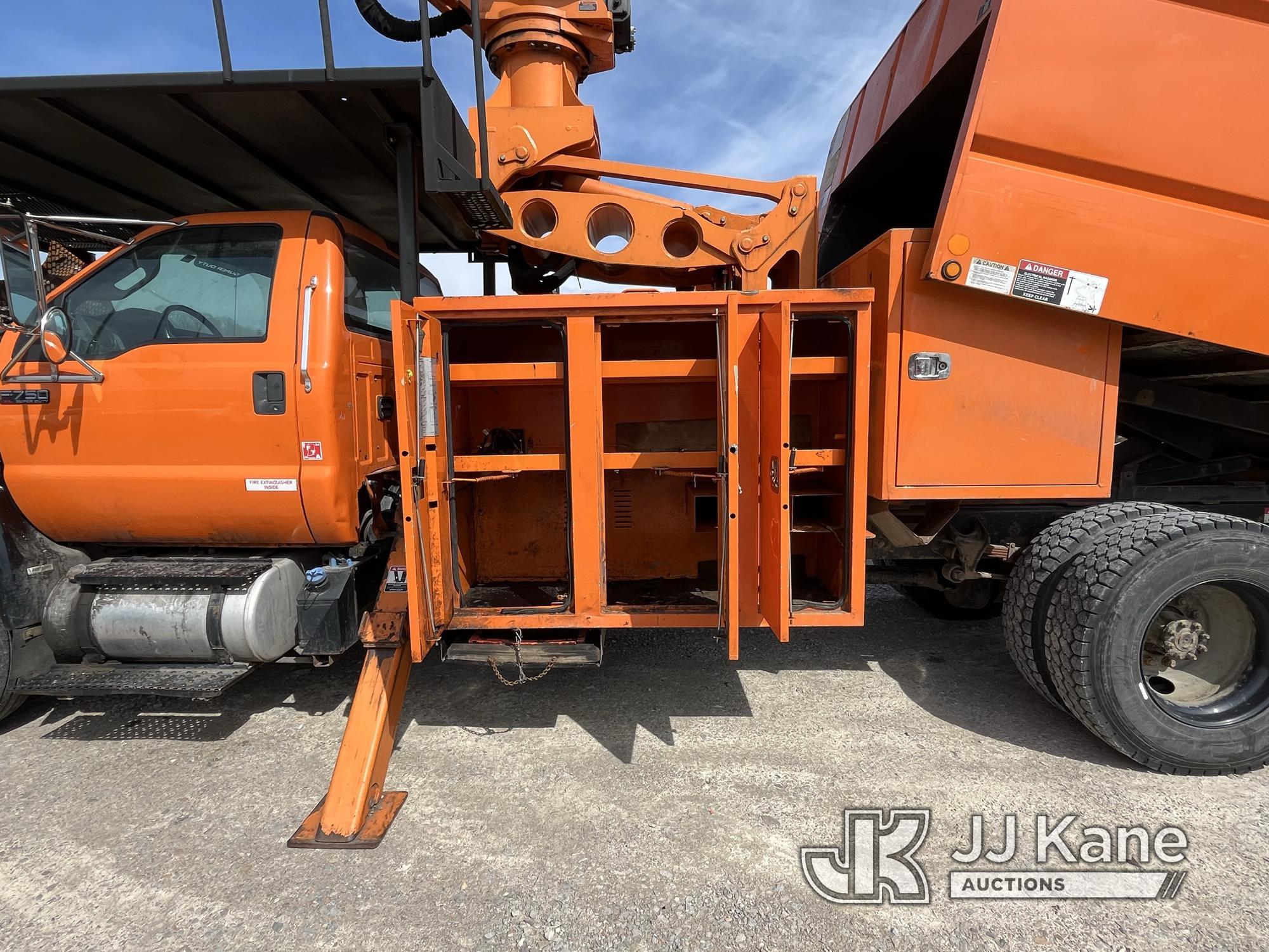 (Smock, PA) Altec LR760E70, Over-Center Elevator Bucket mounted behind cab on 2013 Ford F750 Chipper