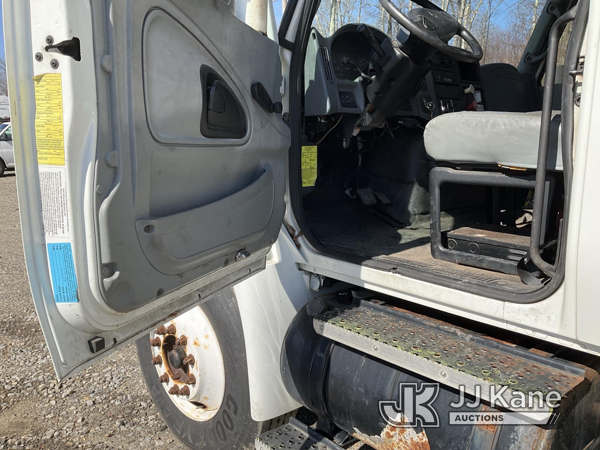 (Shrewsbury, MA) Altec AM855, Over-Center Material Handling Bucket Truck mounted on 2007 Internation