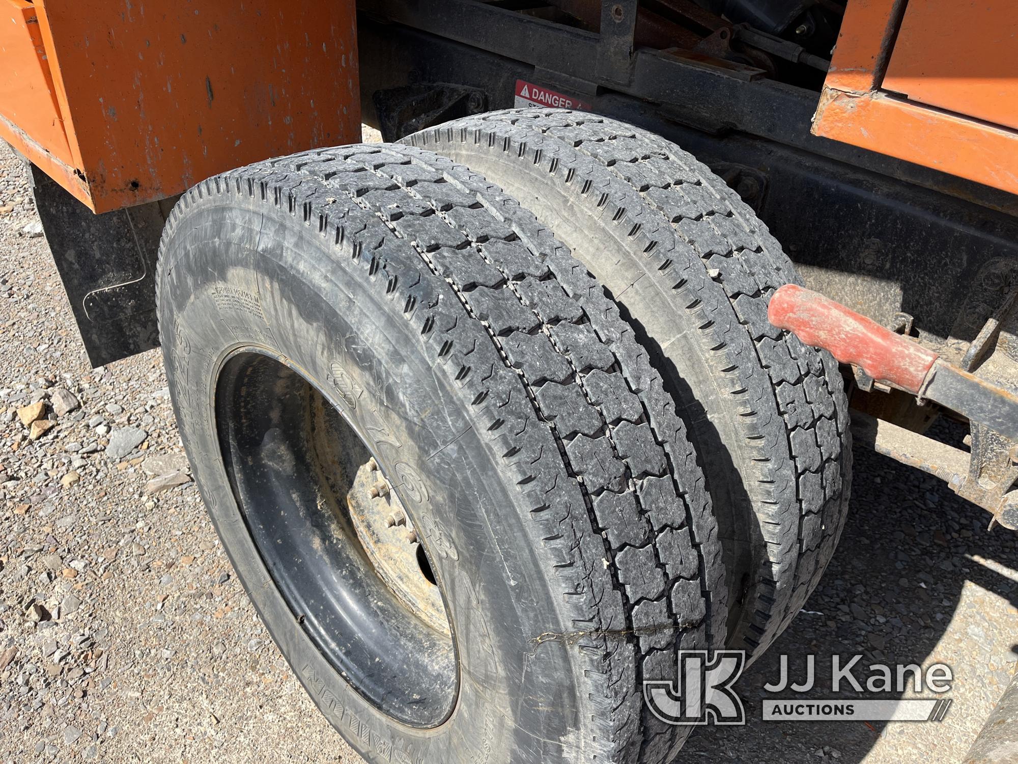 (Smock, PA) Altec LR760-E70, Over-Center Elevator Bucket mounted behind cab on 2013 Ford F750 Chippe