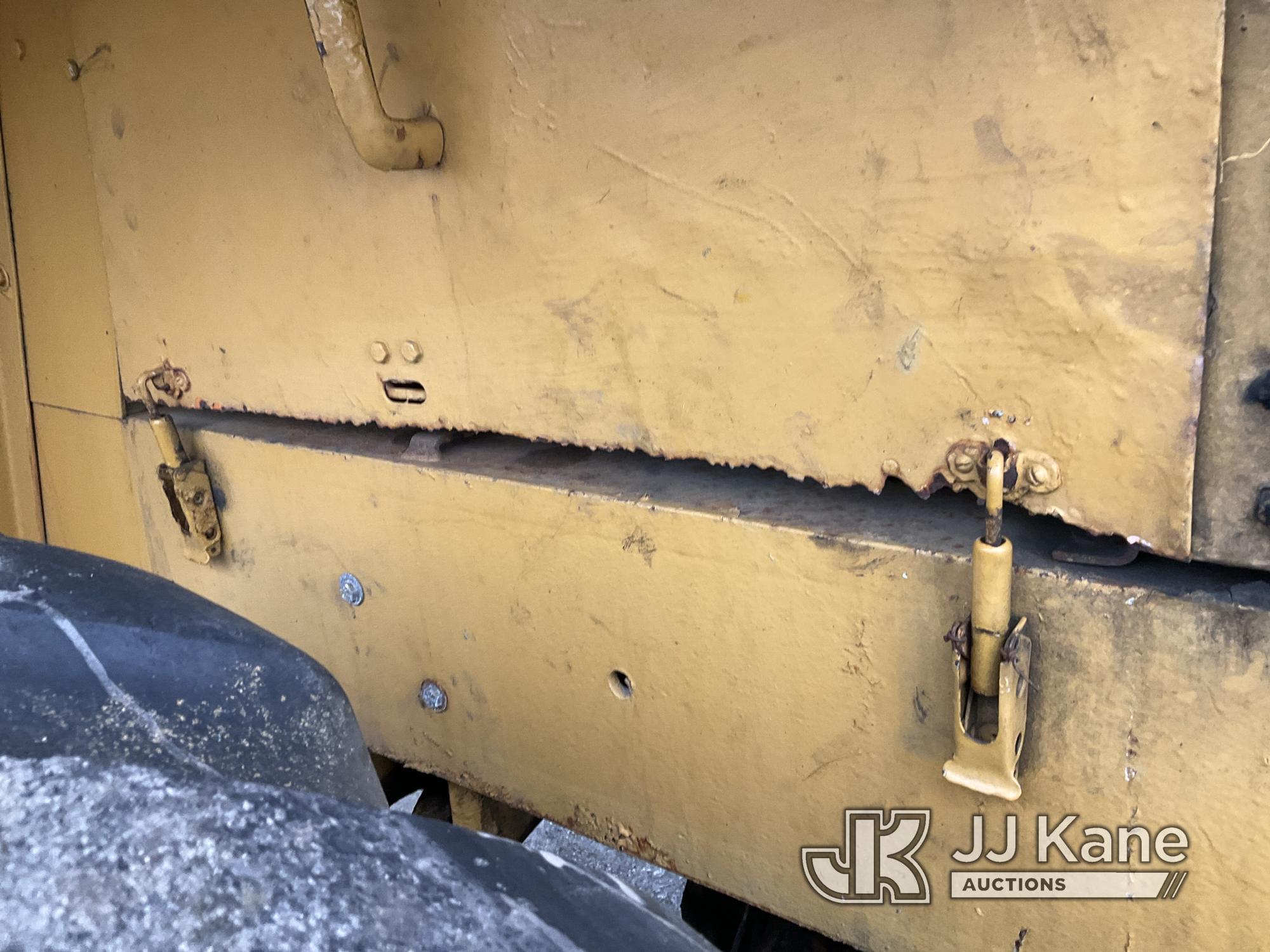 (Plymouth Meeting, PA) 1993 Case W24C Wheel Loader Runs & Operates, Body & Rust Damage, Door Hinge R