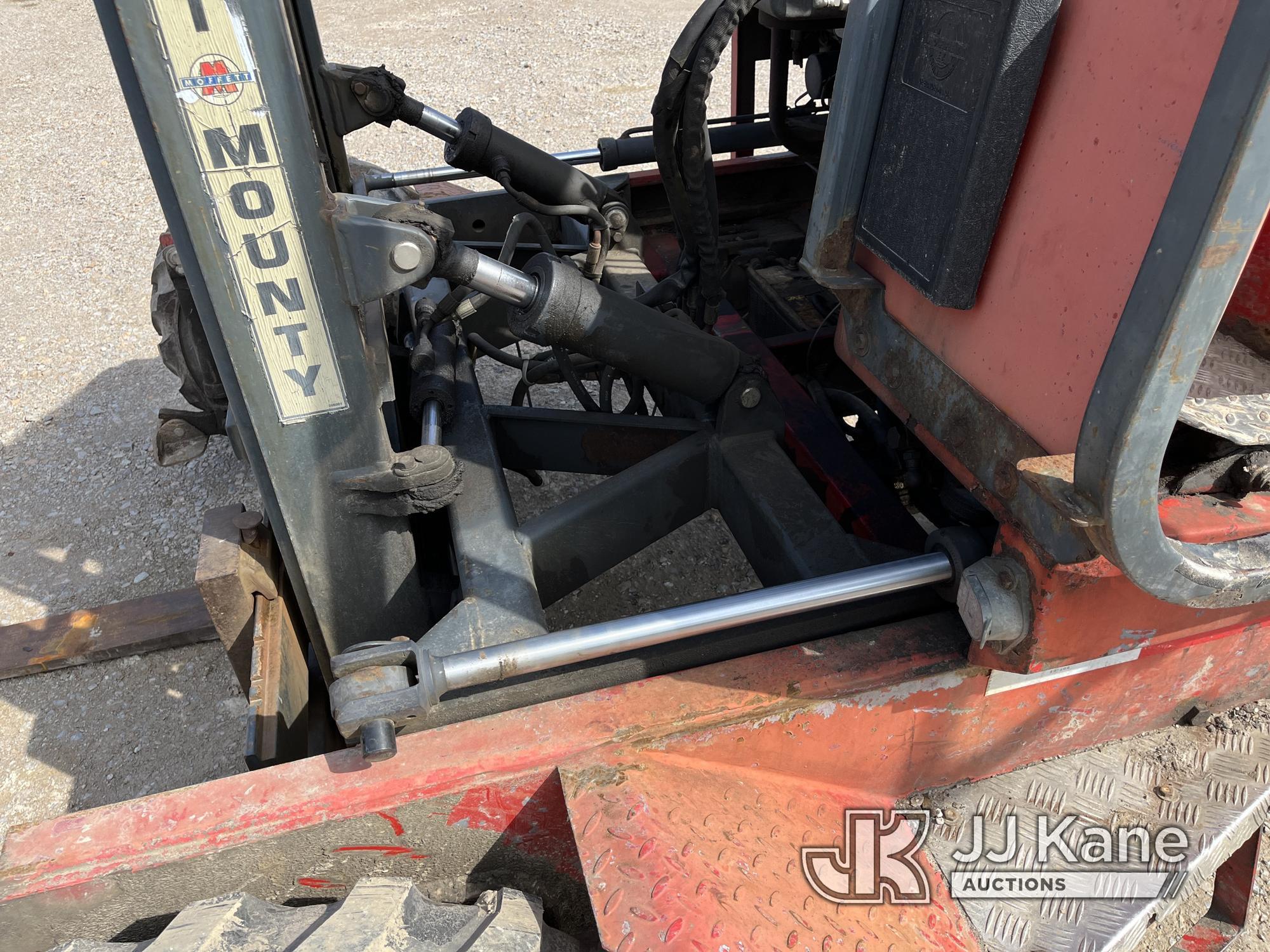 (Smock, PA) 2001 Chevrolet C7H064 Flatbed Truck Runs, Moves & Forklift Operates, Rust Damage