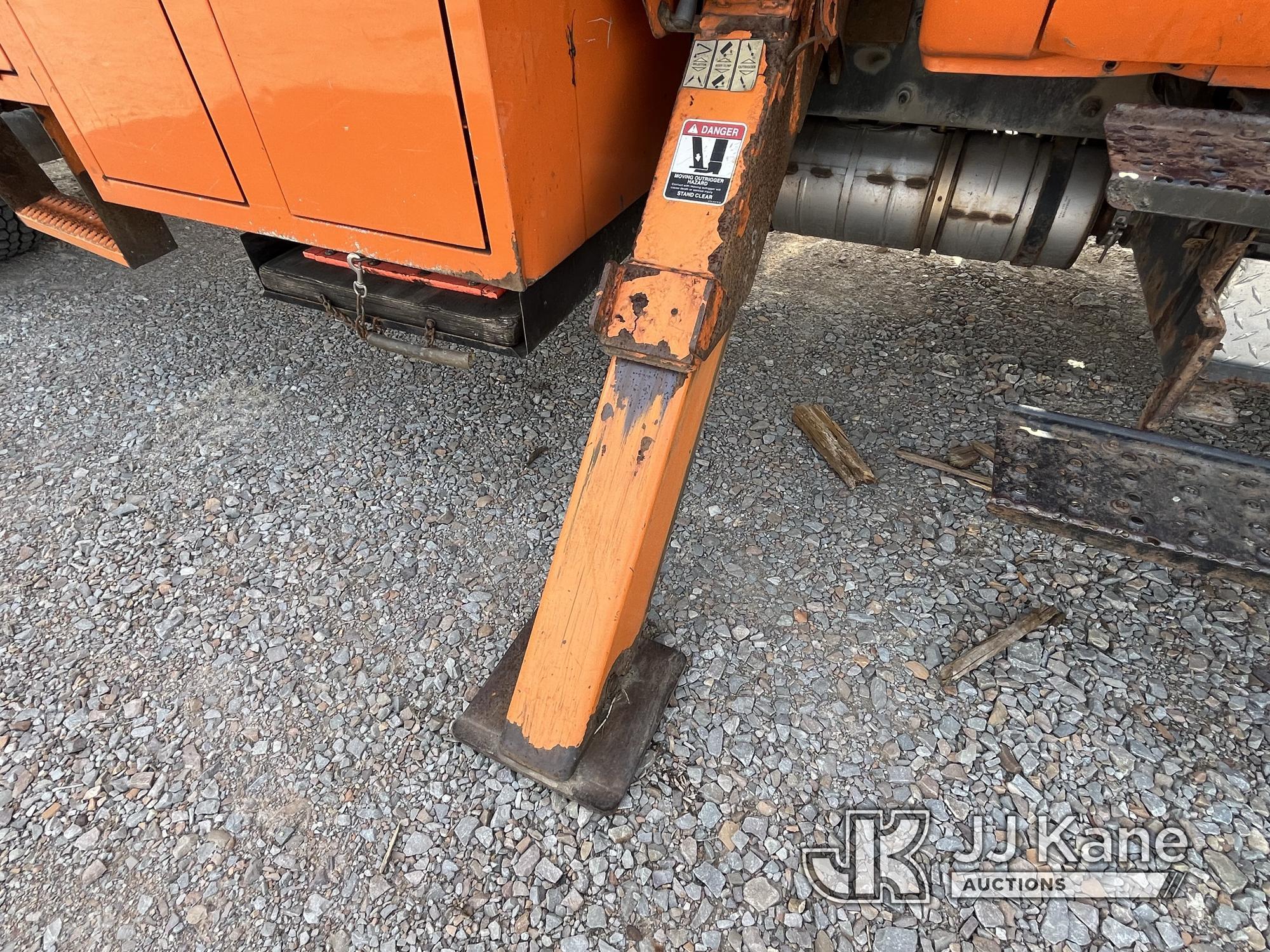 (Smock, PA) Altec LR760E70, Over-Center Elevator Bucket mounted behind cab on 2013 Ford F750 Chipper