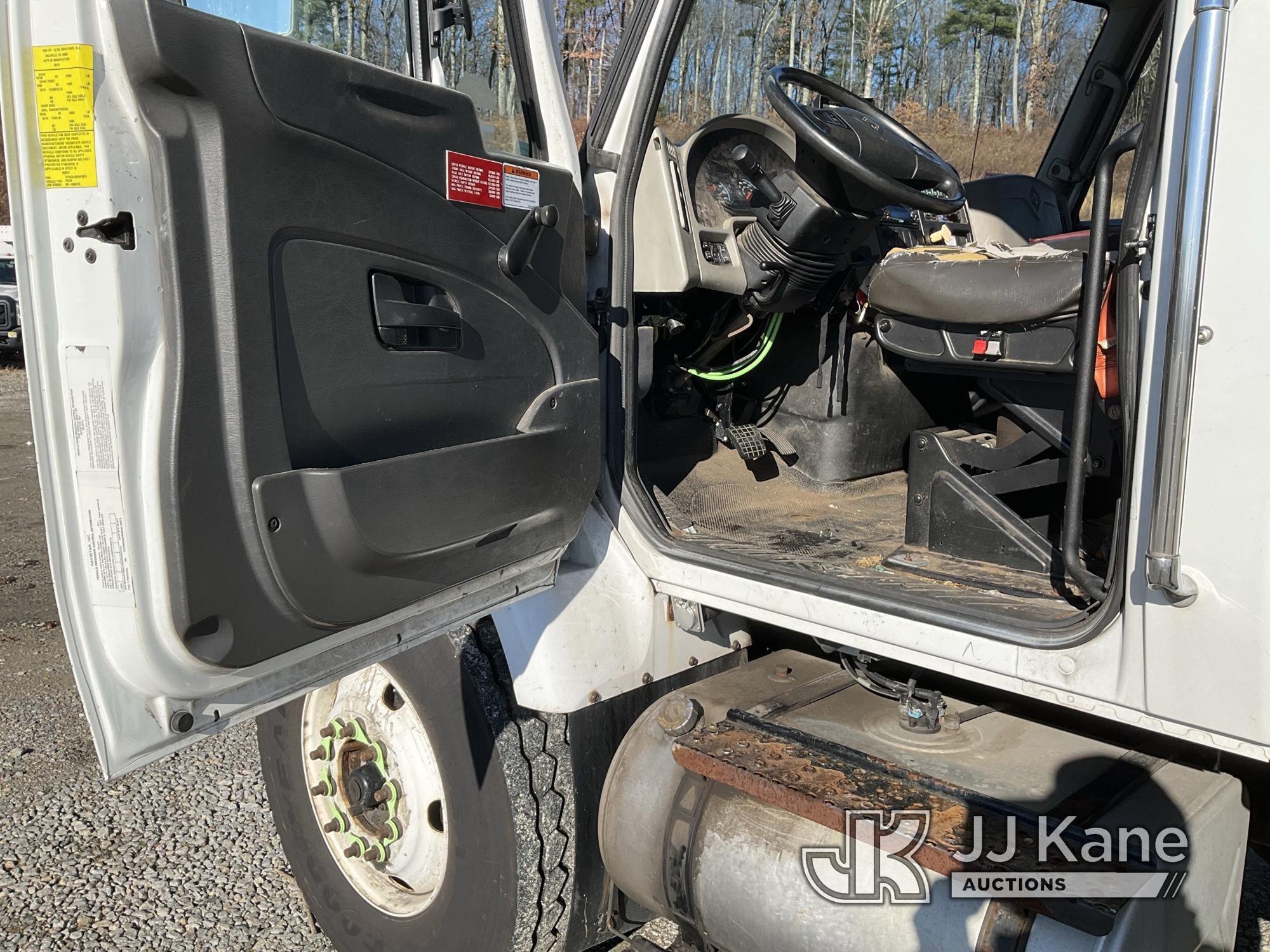 (Shrewsbury, MA) Altec AN50E-OC, Material Handling Bucket Truck rear mounted on 2014 International W