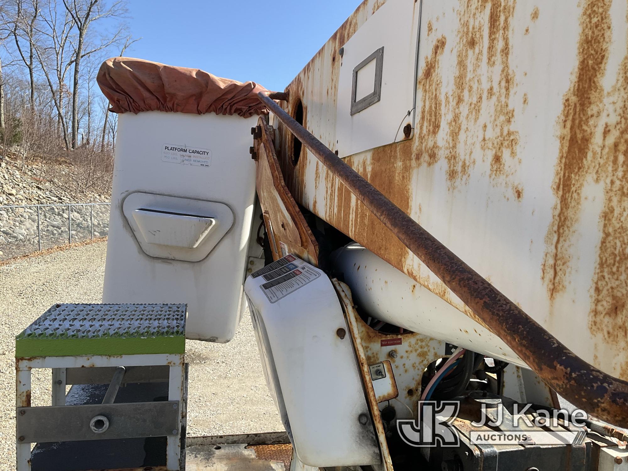 (Shrewsbury, MA) Altec AM855, Over-Center Material Handling Bucket Truck mounted on 2007 Internation