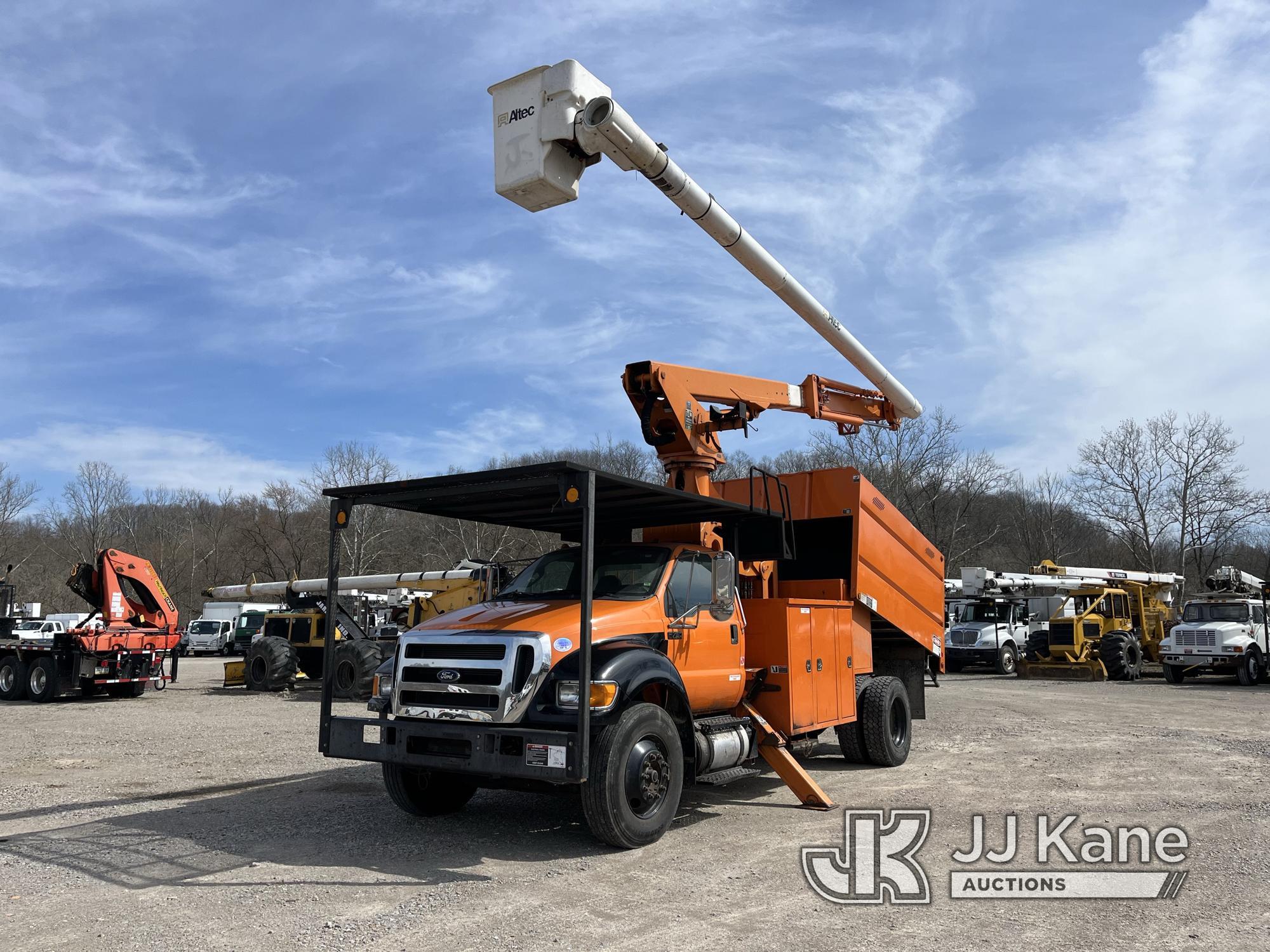 (Smock, PA) Altec LR760E70, Over-Center Elevator Bucket mounted behind cab on 2013 Ford F750 Chipper