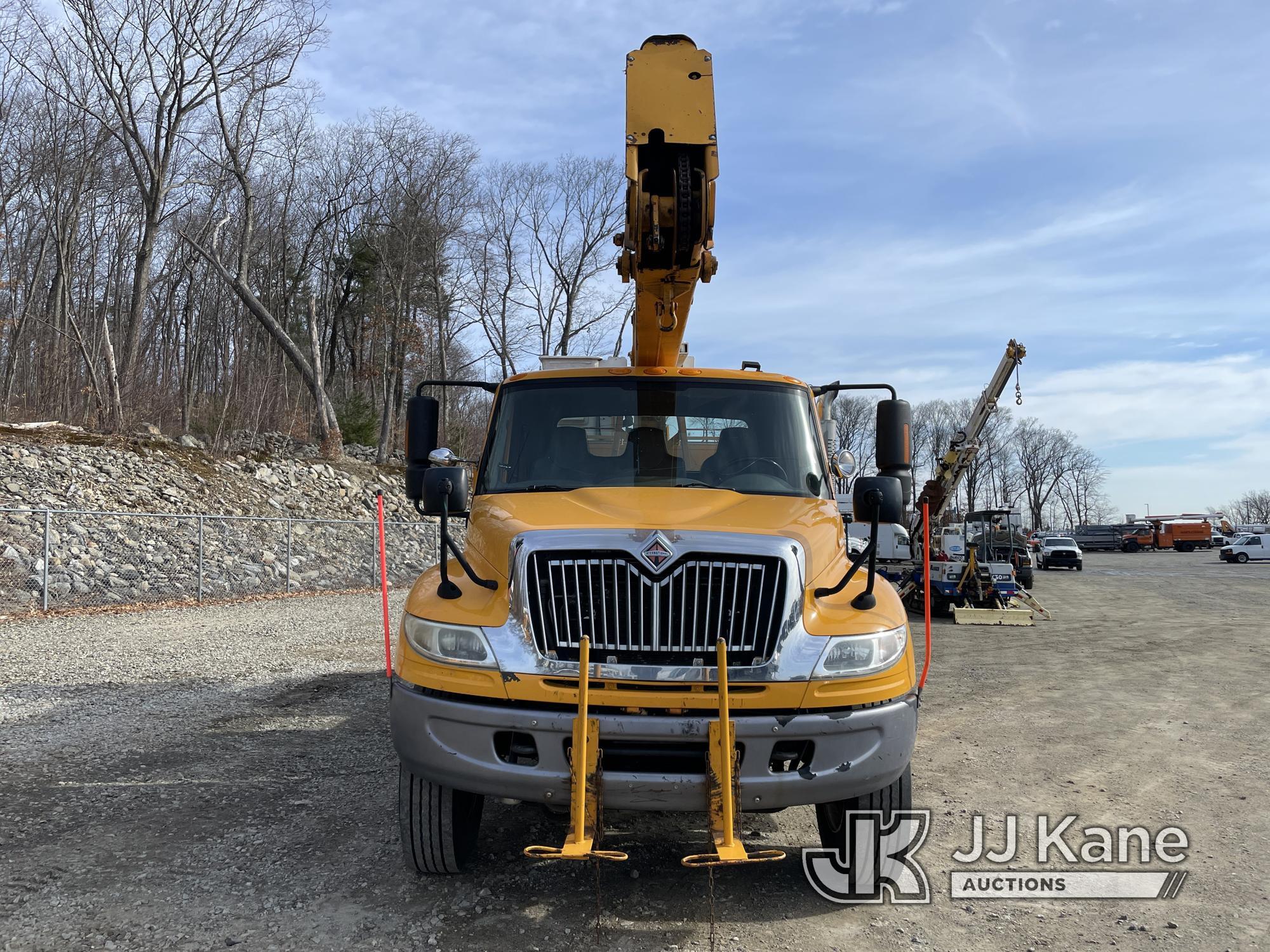 (Shrewsbury, MA) HiRanger HR50-M, Material Handling Bucket Truck rear mounted on 2007 International