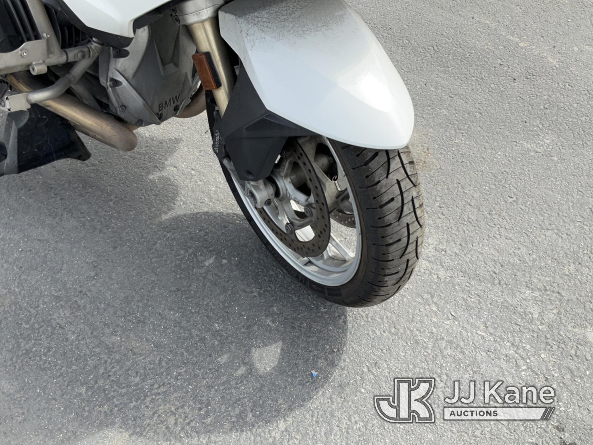 (Jurupa Valley, CA) 2016 BMW R1200RT Motorcycle Runs & Moves, Warning Lights Are on , Missing Parts