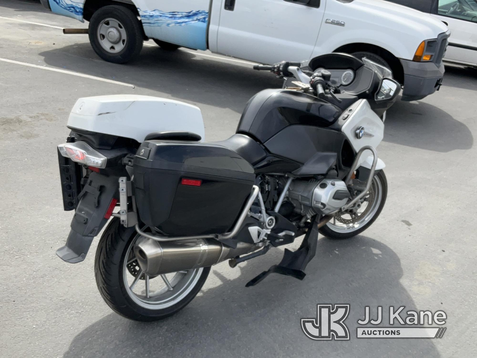 (Jurupa Valley, CA) 2016 BMW R1200RT Motorcycle Runs & Moves, Warning Lights Are on , Missing Parts