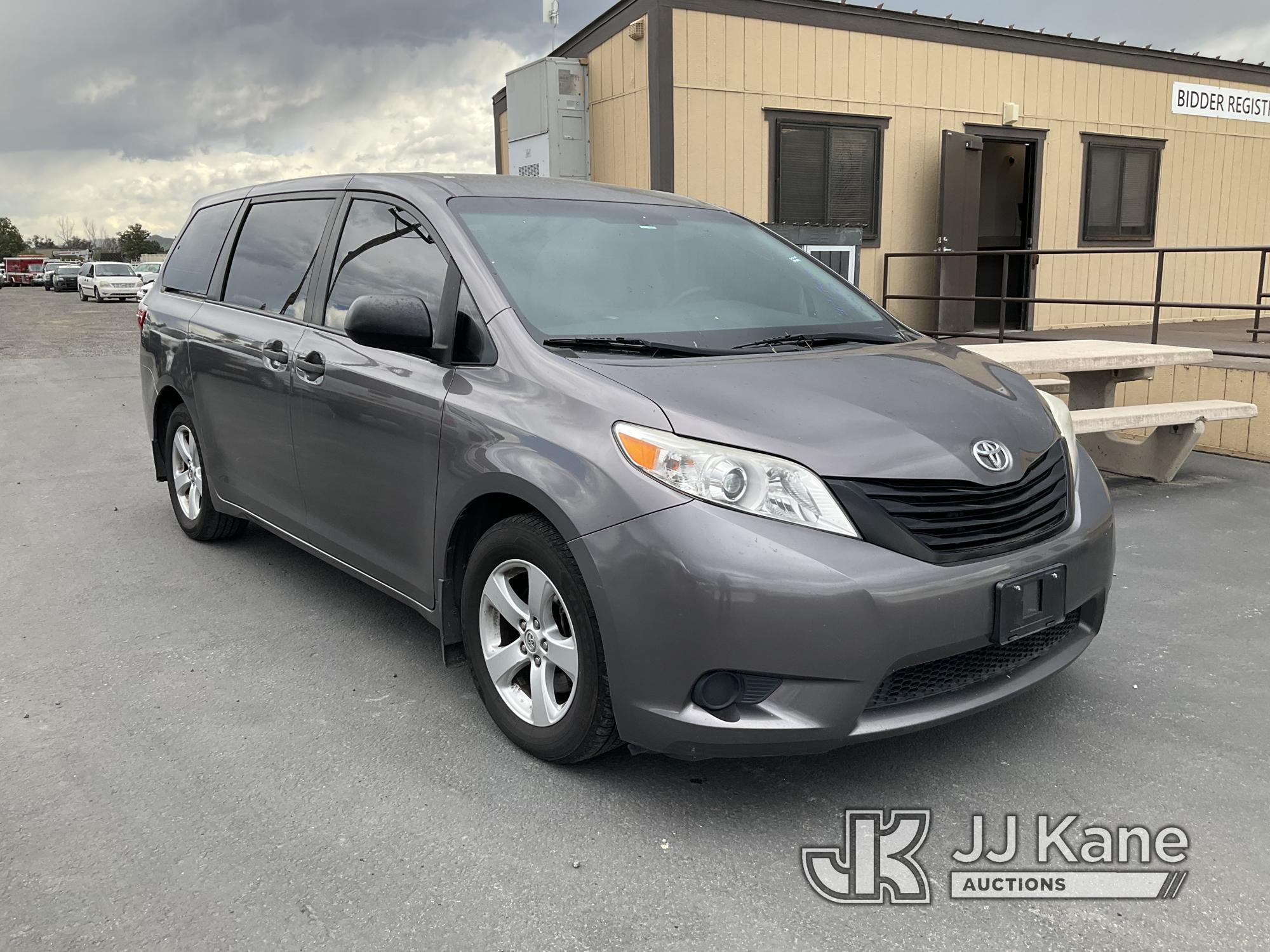 (Jurupa Valley, CA) 2016 Toyota Sienna Sports Van Runs & Moves