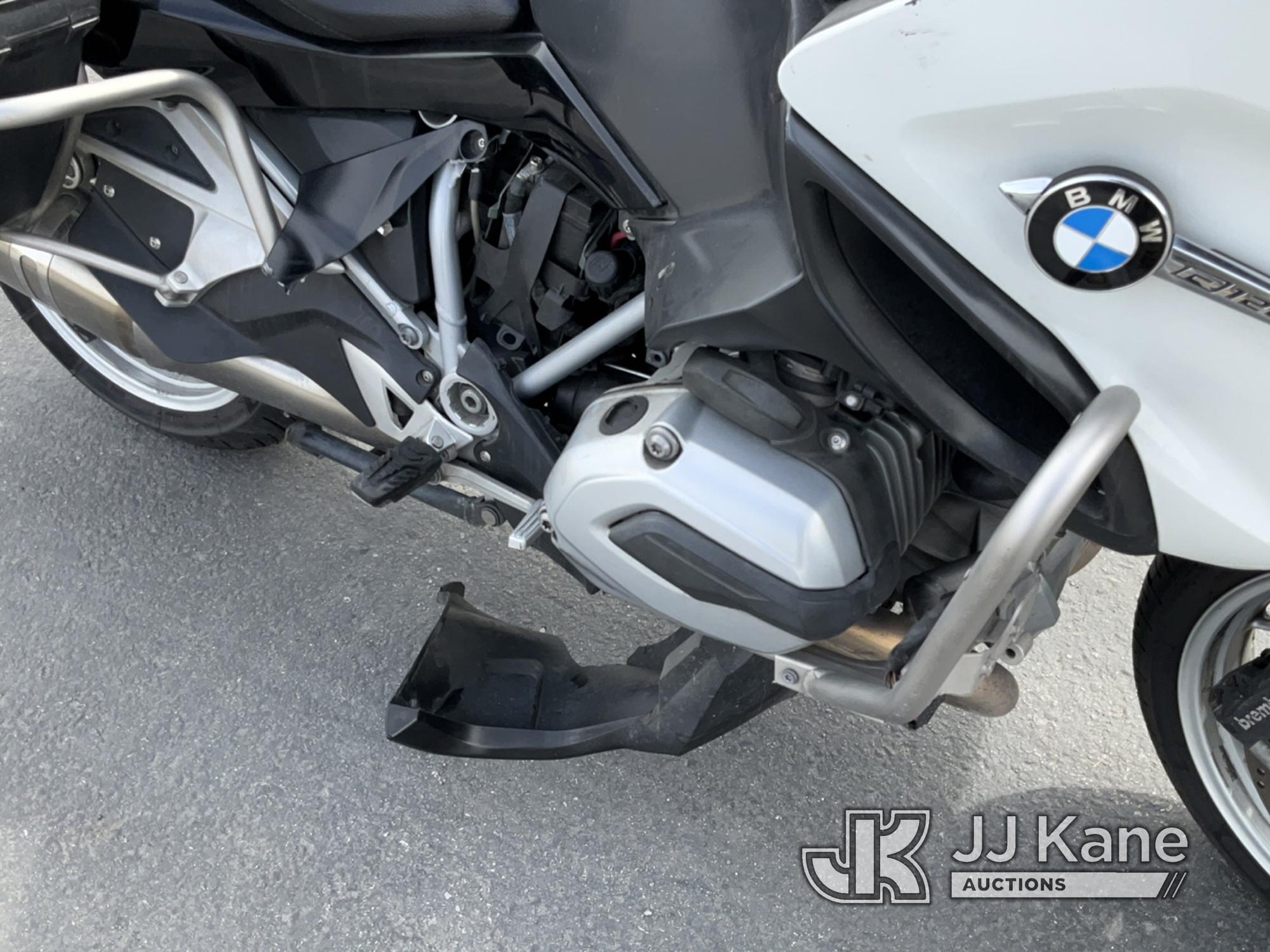 (Jurupa Valley, CA) 2016 BMW R1200RT Motorcycle Runs & Moves, Warning Lights Are on , Missing Parts