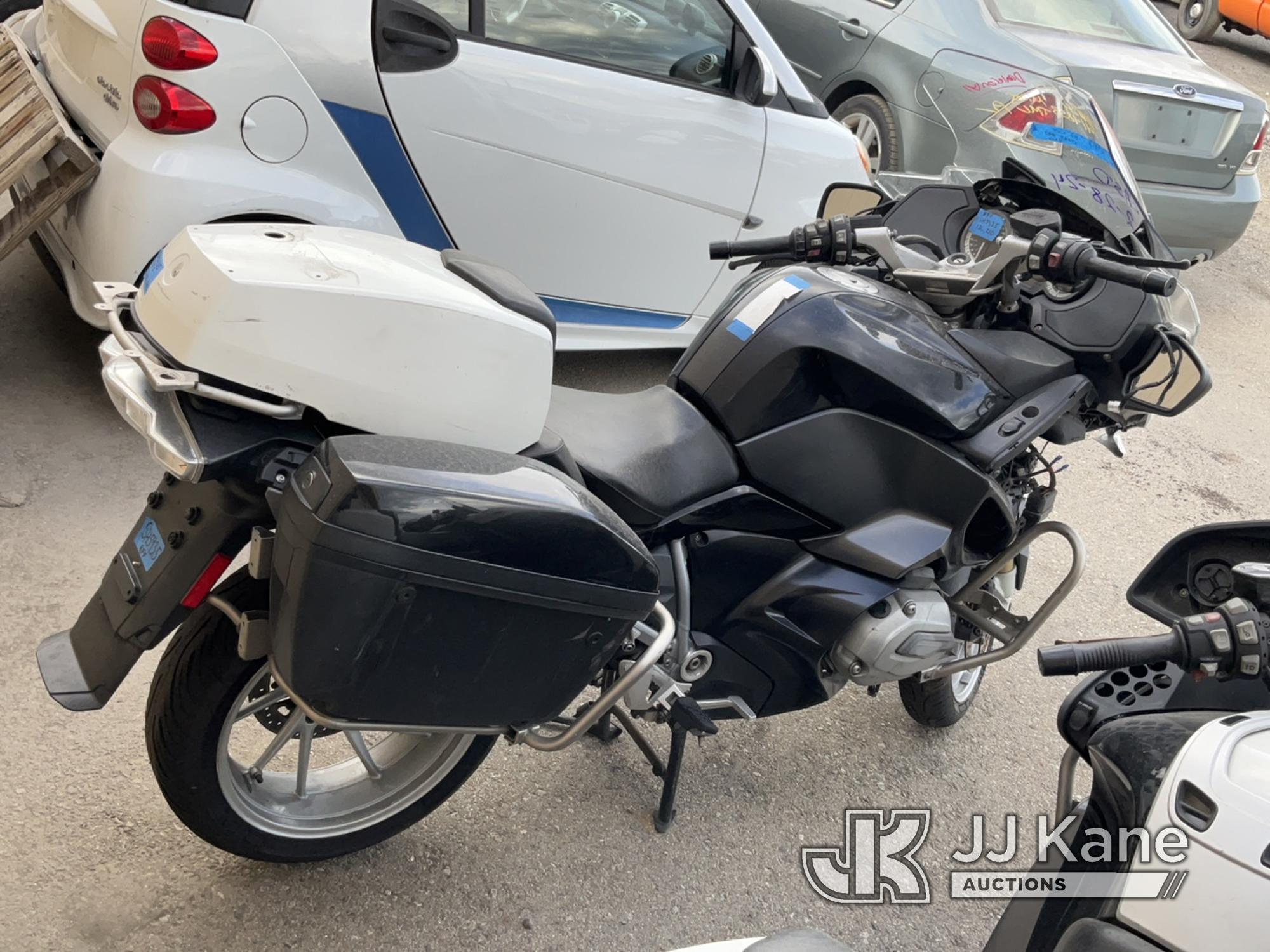 (Jurupa Valley, CA) 2015 BMW R1200RT Motorcycle Not Running , No Key, Stripped Of Parts