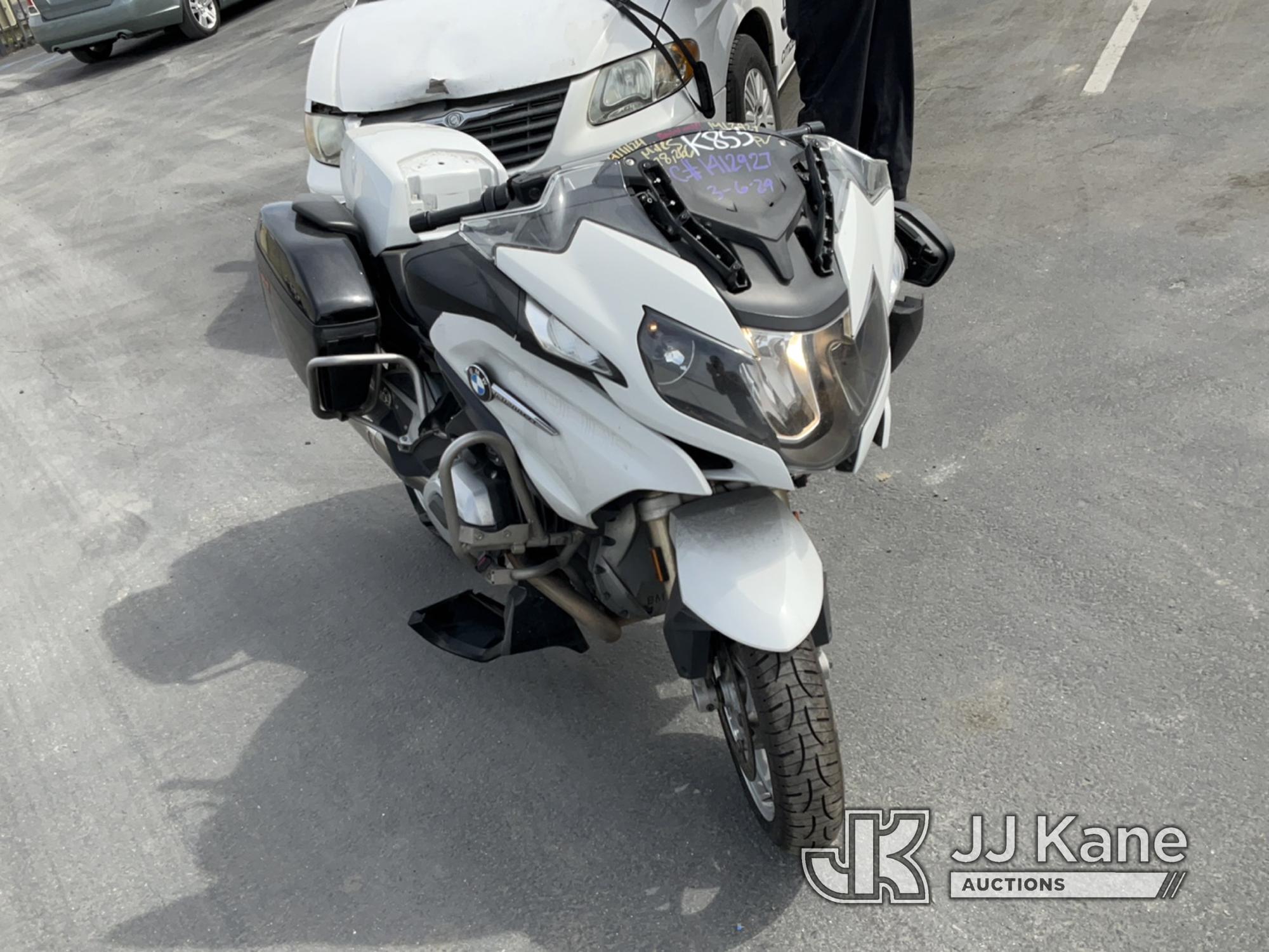 (Jurupa Valley, CA) 2016 BMW R1200RT Motorcycle Runs & Moves, Warning Lights Are on , Missing Parts