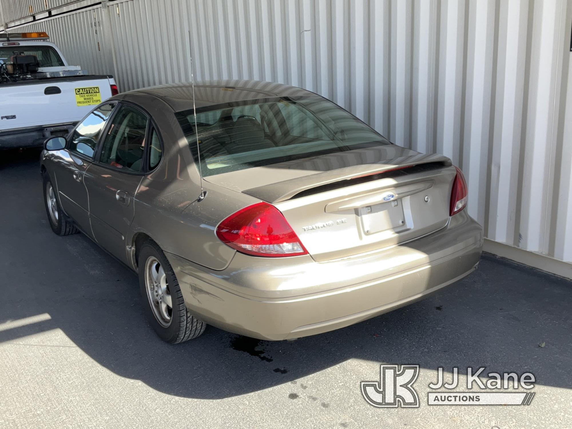 (Jurupa Valley, CA) 2005 Ford Taurus 4-Door Sedan Runs & Moves,