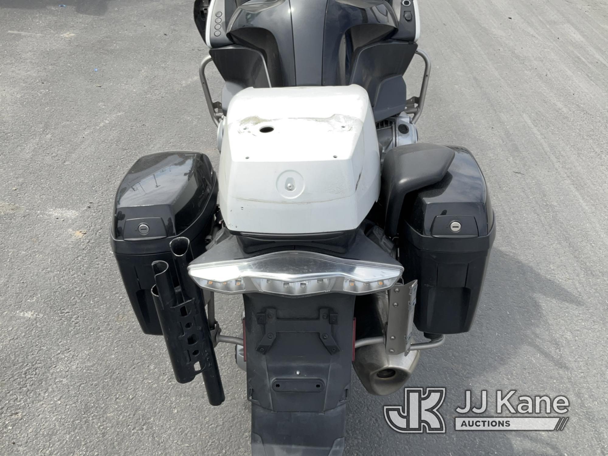 (Jurupa Valley, CA) 2016 BMW R1200RT Motorcycle Runs & Moves, Warning Lights Are on , Missing Parts