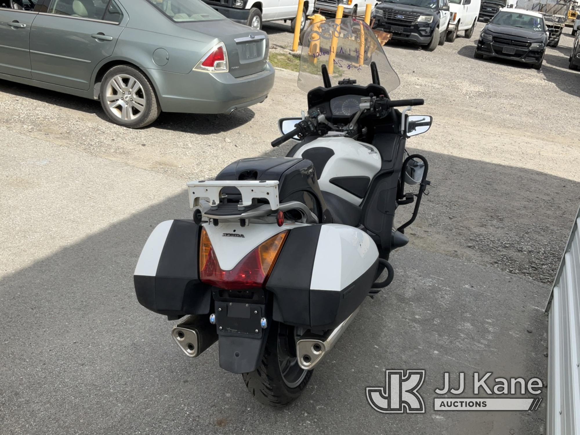 (Jurupa Valley, CA) 2014 Honda ST1300PA Motorcycle Runs & Moves, Broken Mirror