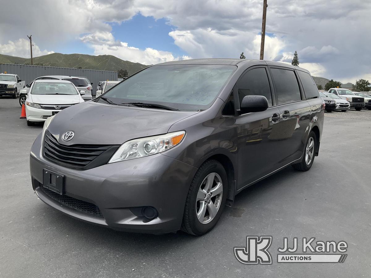 (Jurupa Valley, CA) 2016 Toyota Sienna Sports Van Runs & Moves