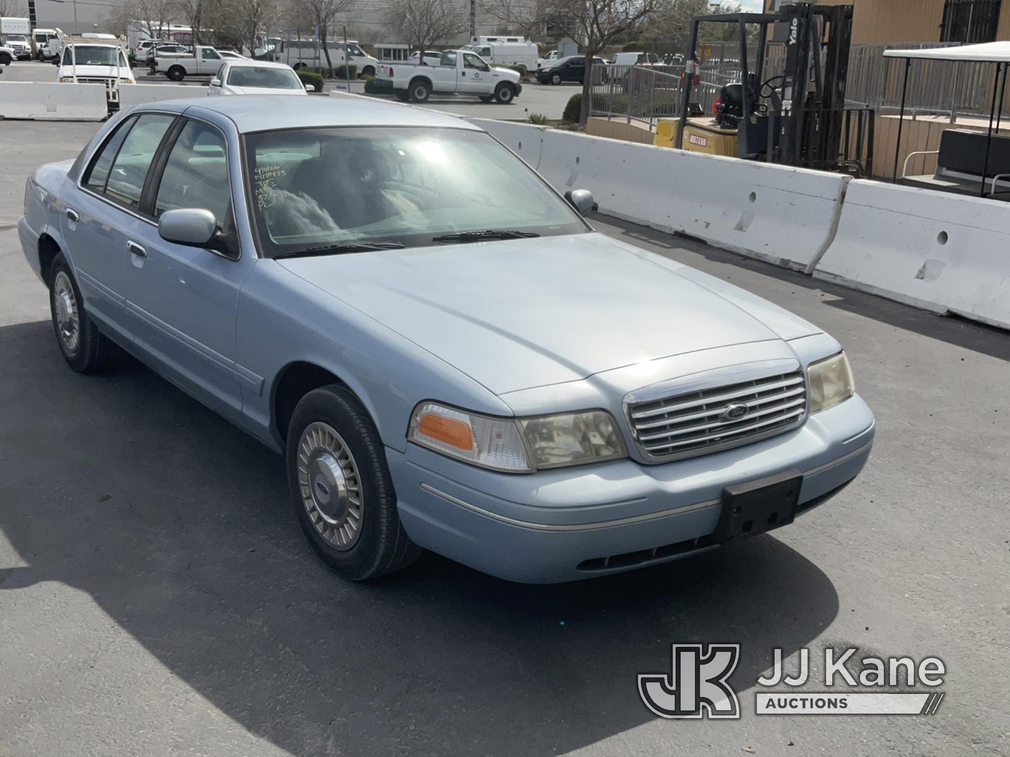 (Jurupa Valley, CA) 2001 Ford Crown Victoria Police Interceptor 4-Door Sedan Runs & Moves) (Minor Pa