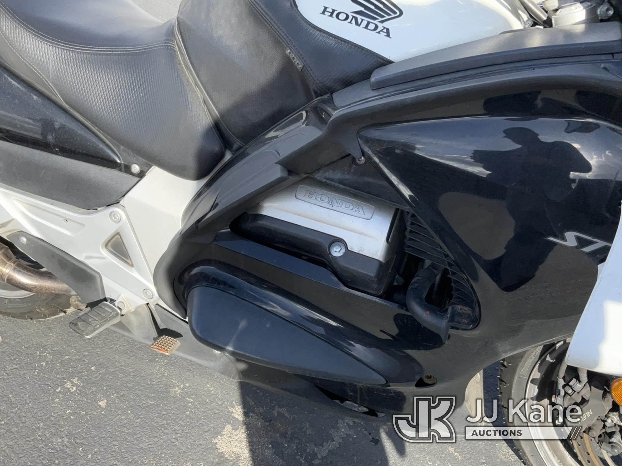 (Jurupa Valley, CA) 2014 Honda ST1300 PA Motorcycle Runs & Moves , Broken Mirror , Running Rough