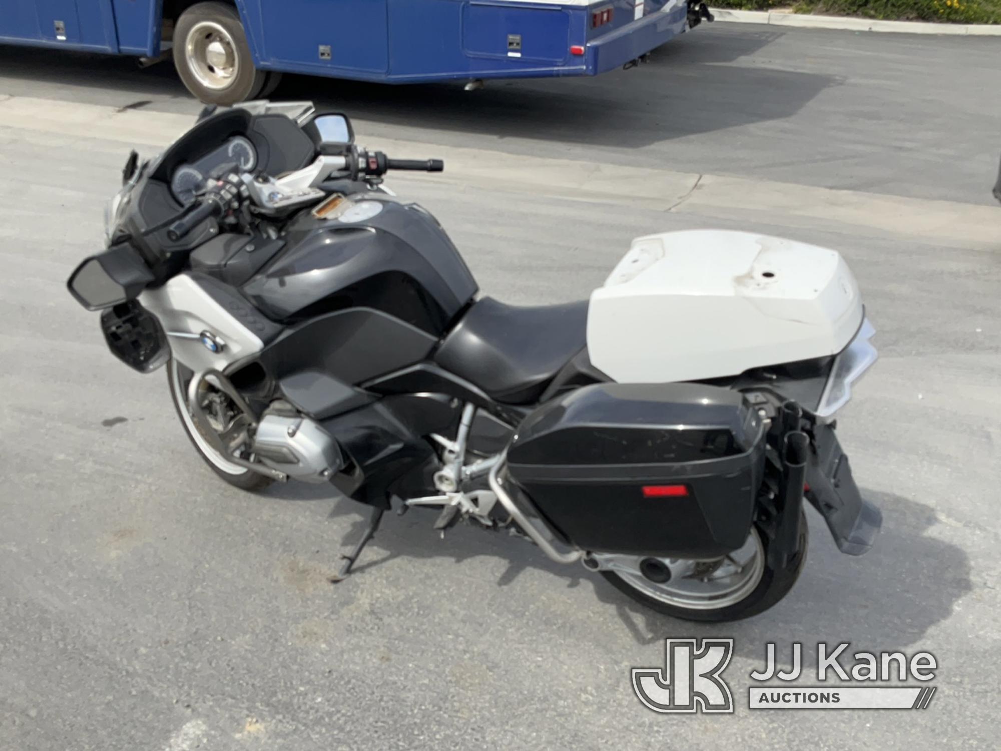 (Jurupa Valley, CA) 2016 BMW R1200RT Motorcycle Runs & Moves, Warning Lights Are on , Missing Parts