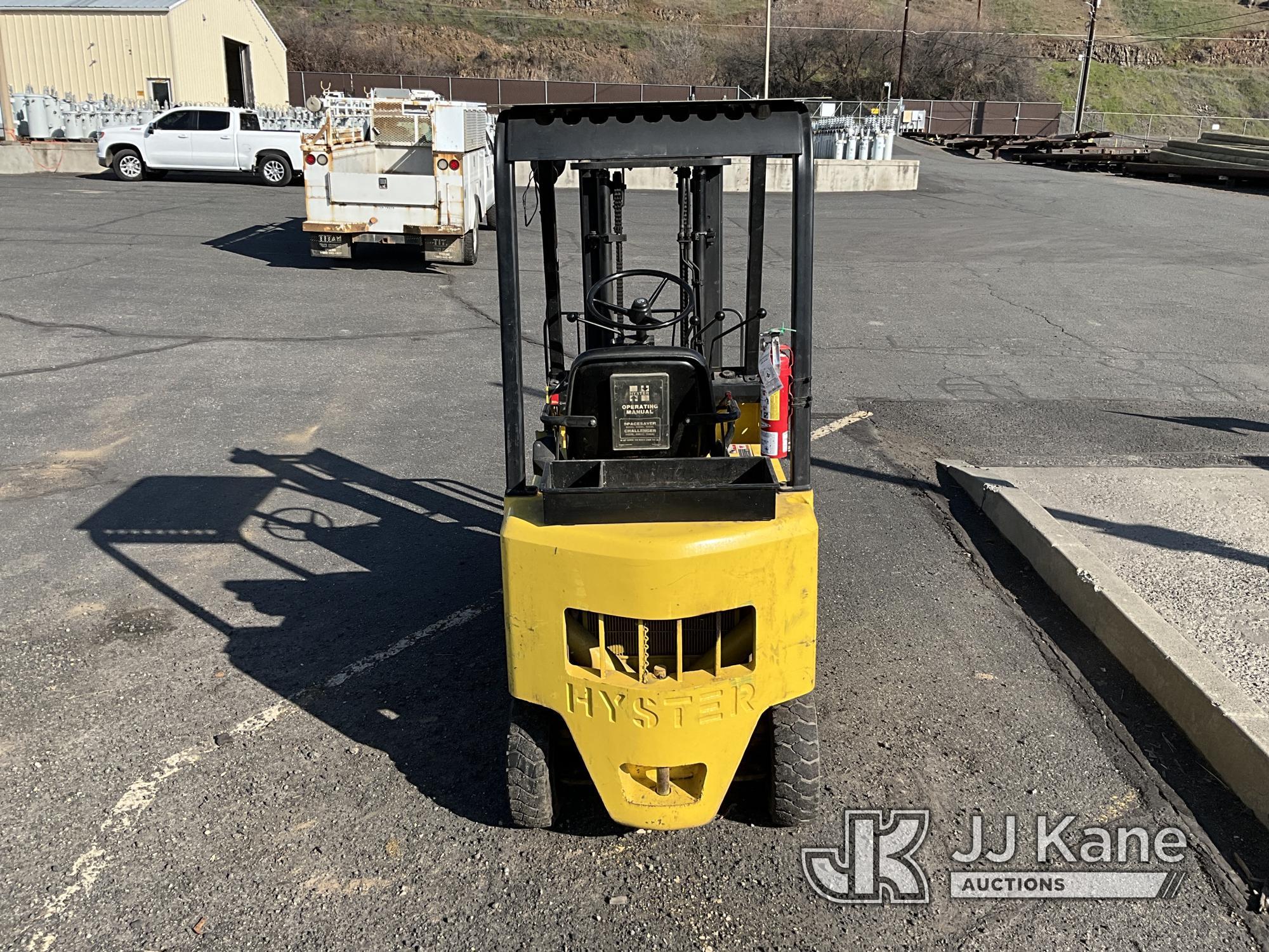 (Lewiston, ID) 1986 Hyster H25XL Pneumatic Tired Forklift Runs, Moves & Operates