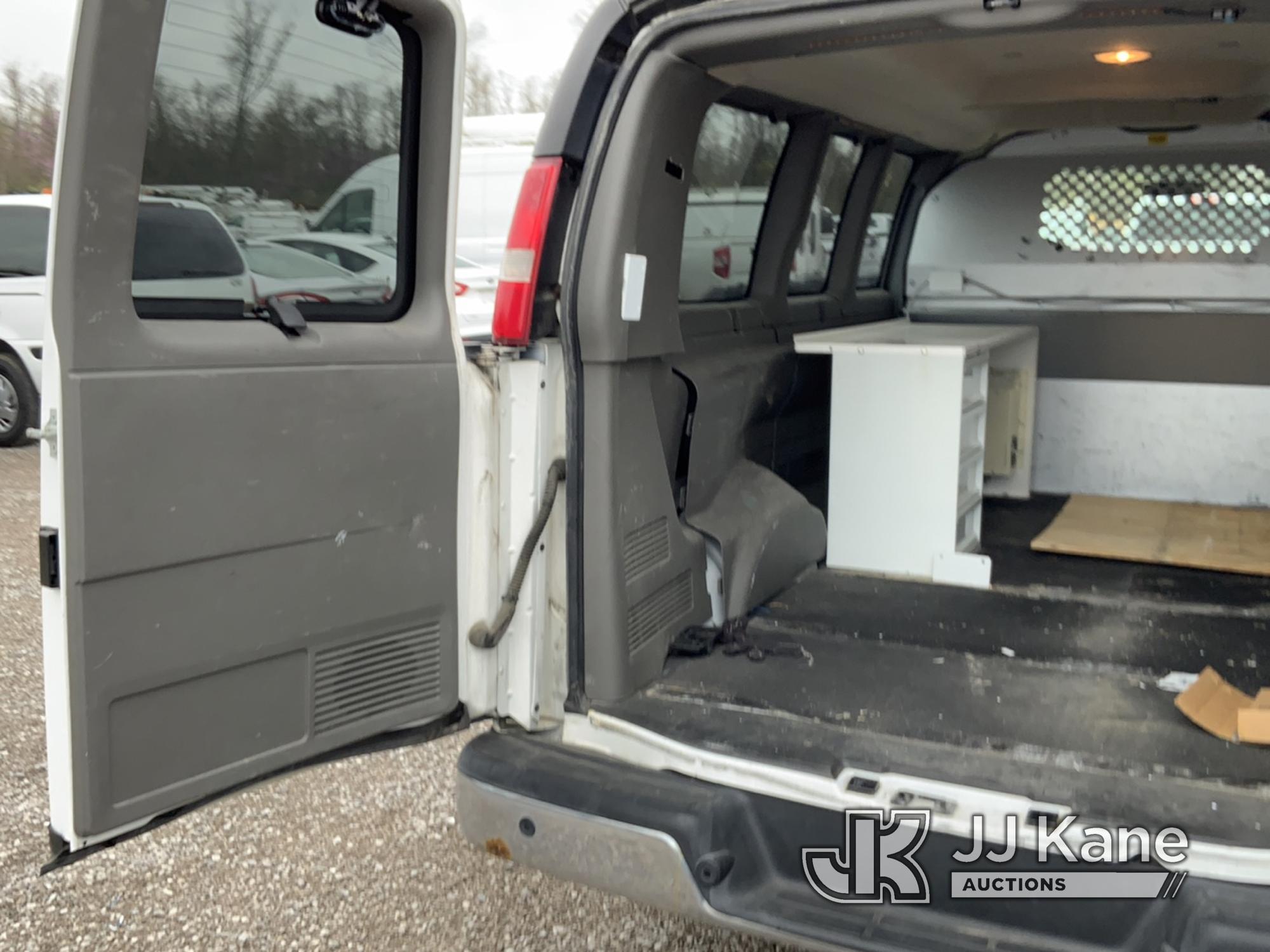 (Verona, KY) 2016 Chevrolet Express G2500 Cargo Window Van Runs & Moves) (Check Engine Light On, Par