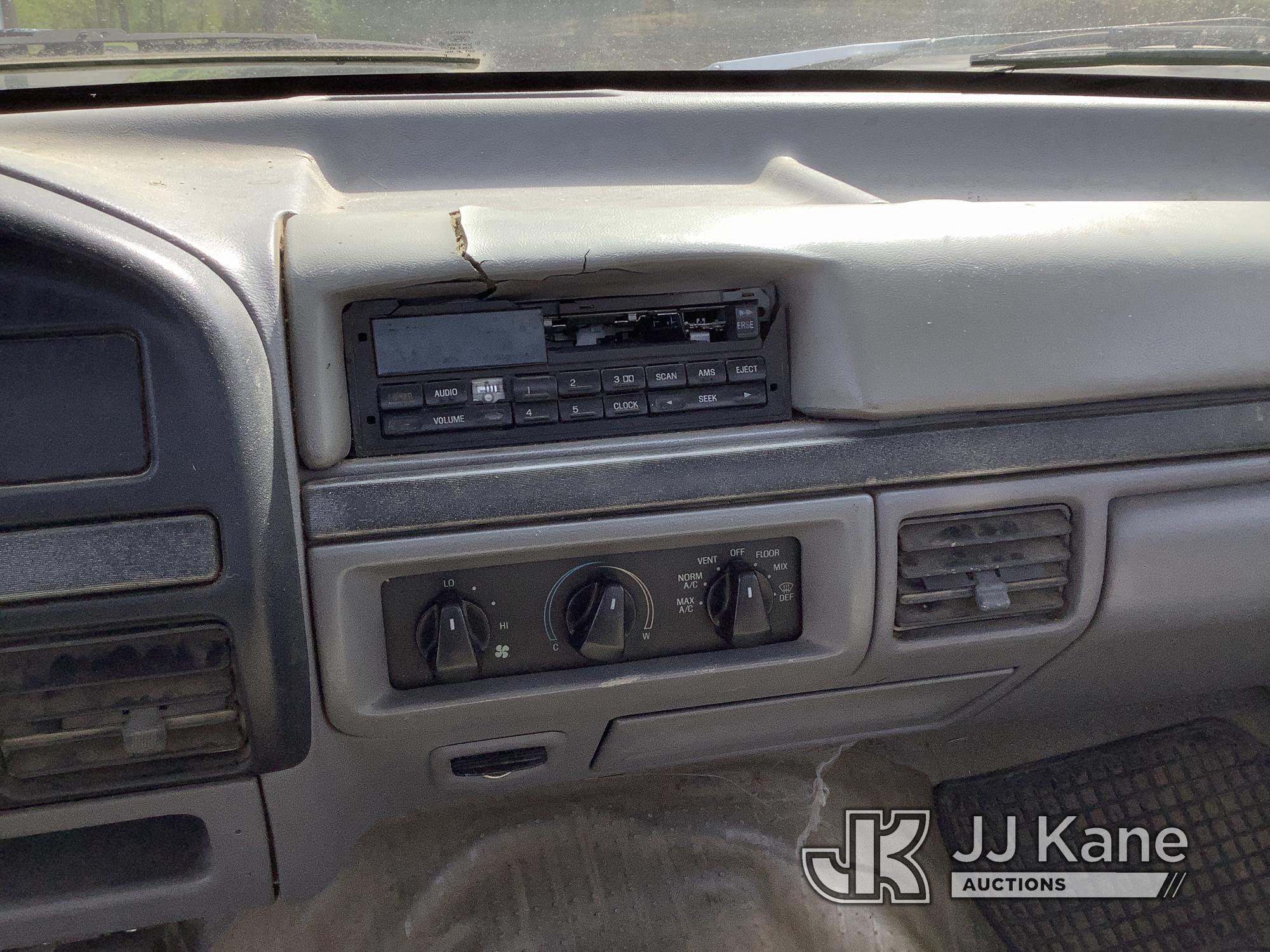 (Graysville, AL) 1994 Ford F250 4x4 Pickup Truck Not Running, Condition Unknown, Flat Tire, Window S