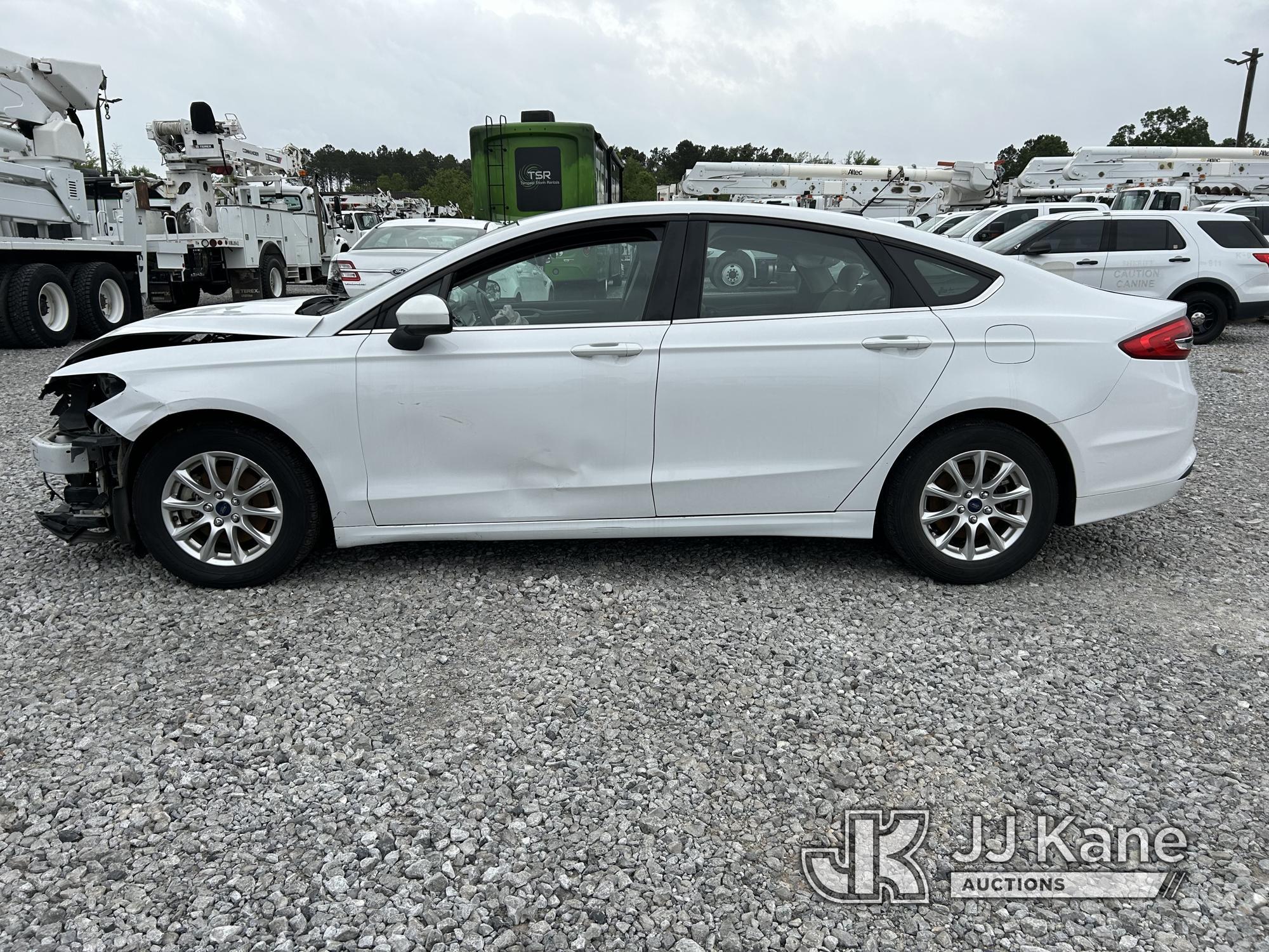 (Covington, LA) 2017 Ford Fusion 4-Door Sedan Runs & Moves) (Totaled