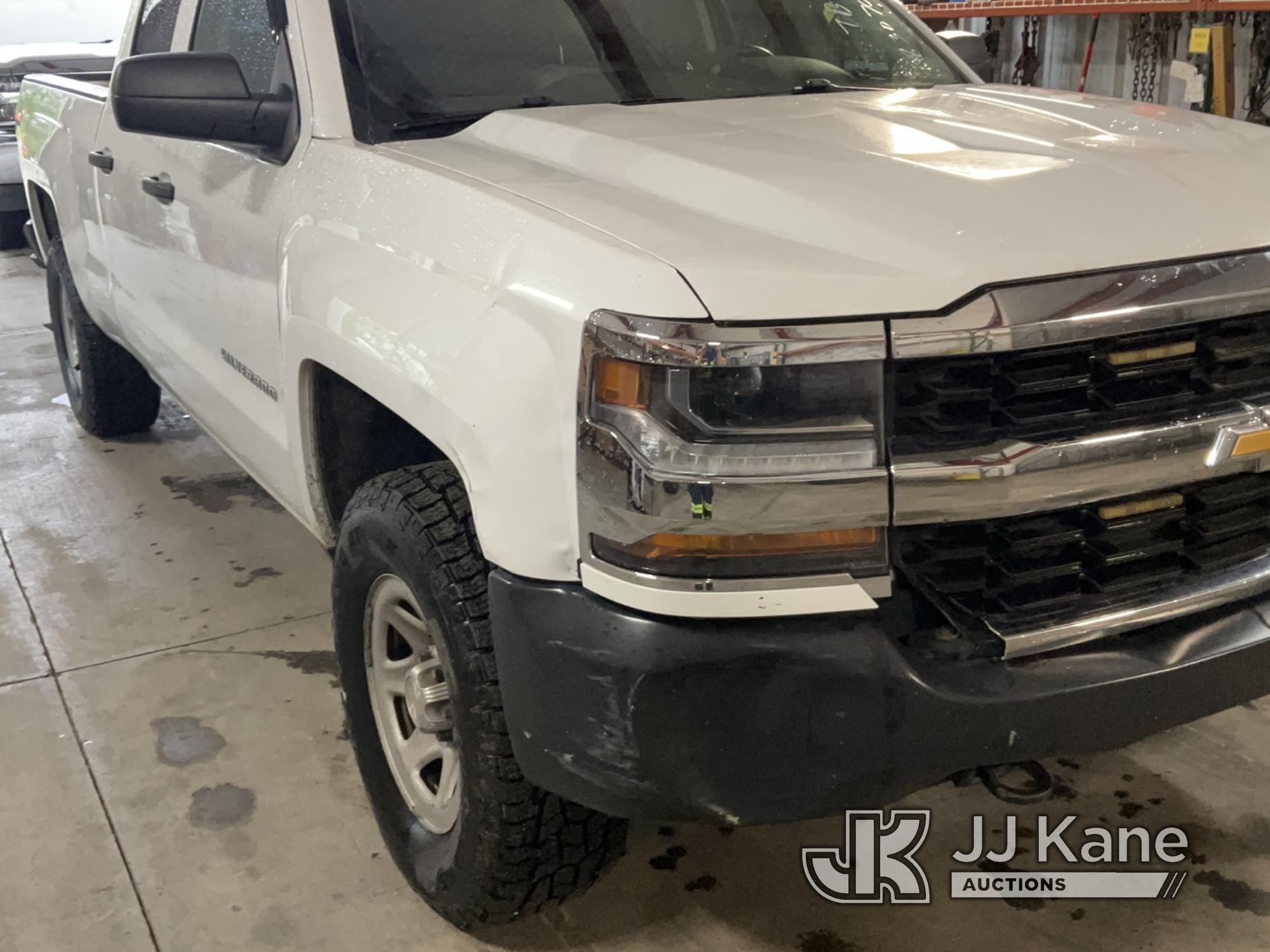 (Florence, SC) 2017 Chevrolet Silverado 1500 4x4 Extended-Cab Pickup Truck Runs & Moves) (Minor Body