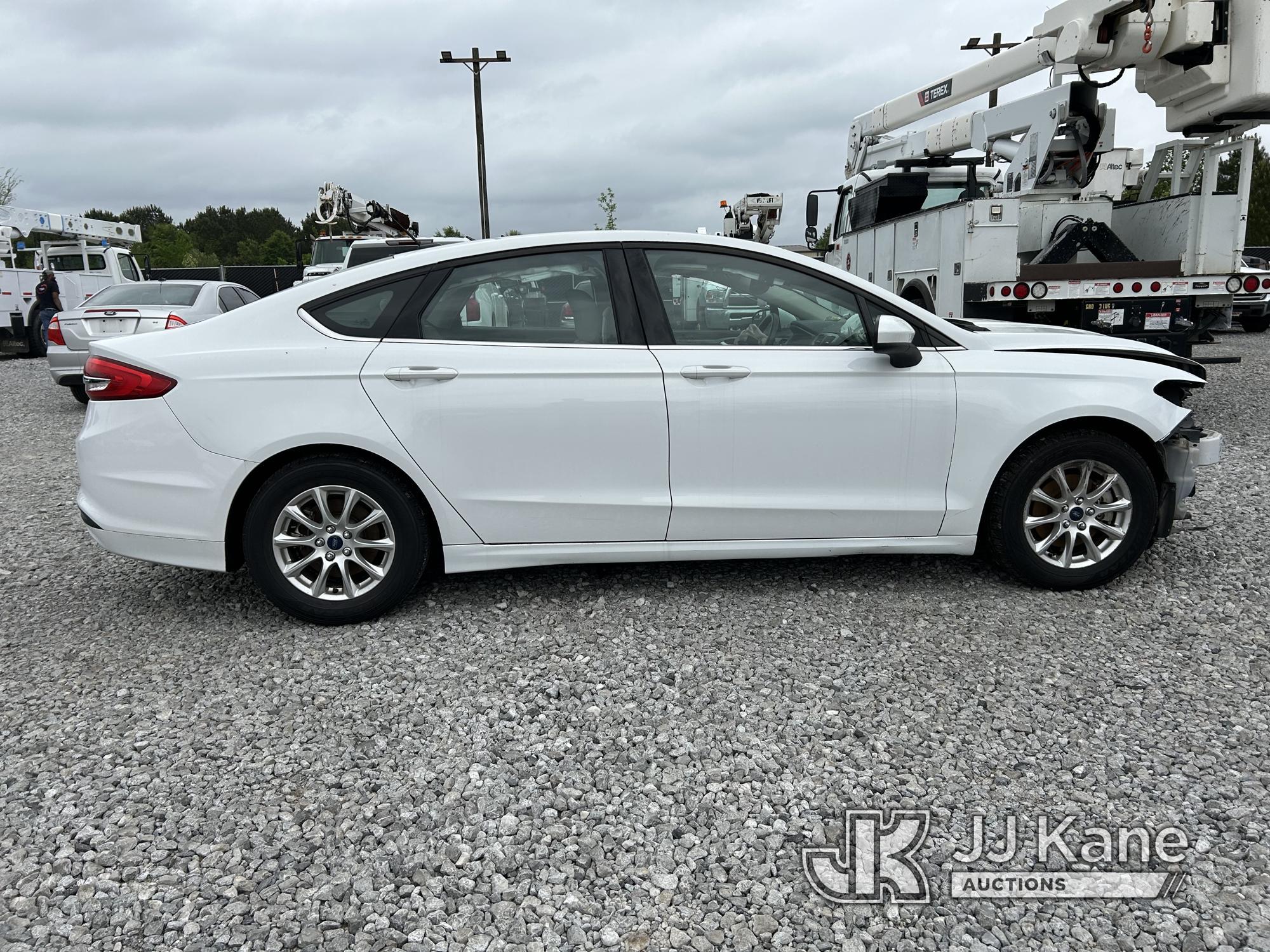 (Covington, LA) 2017 Ford Fusion 4-Door Sedan Runs & Moves) (Totaled