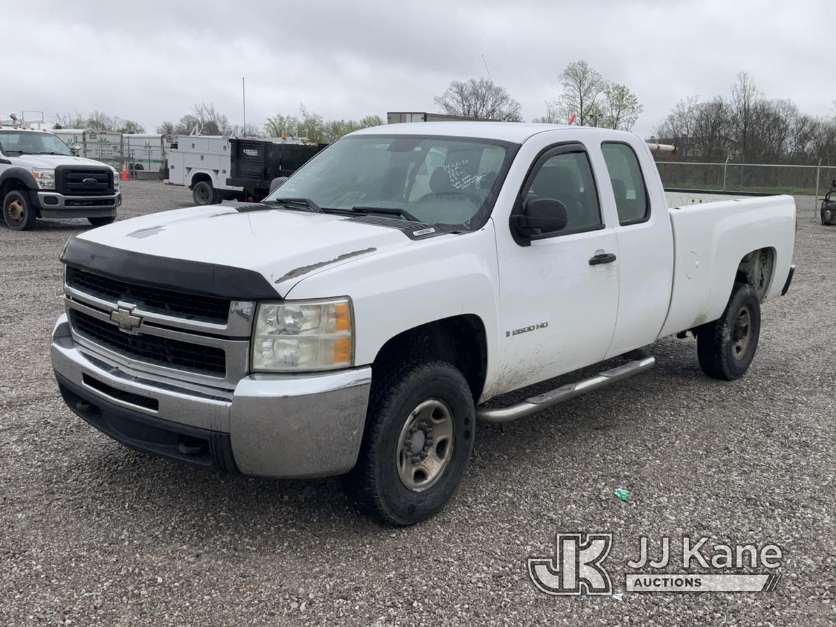 (Verona, KY) 2008 Chevrolet Silverado 2500HD 4x4 Extended-Cab Pickup Truck Runs & Moves) (Check Engi