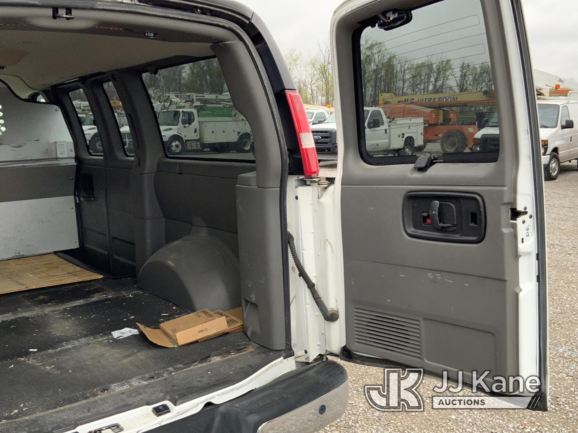 (Verona, KY) 2016 Chevrolet Express G2500 Cargo Window Van Runs & Moves) (Check Engine Light On, Par