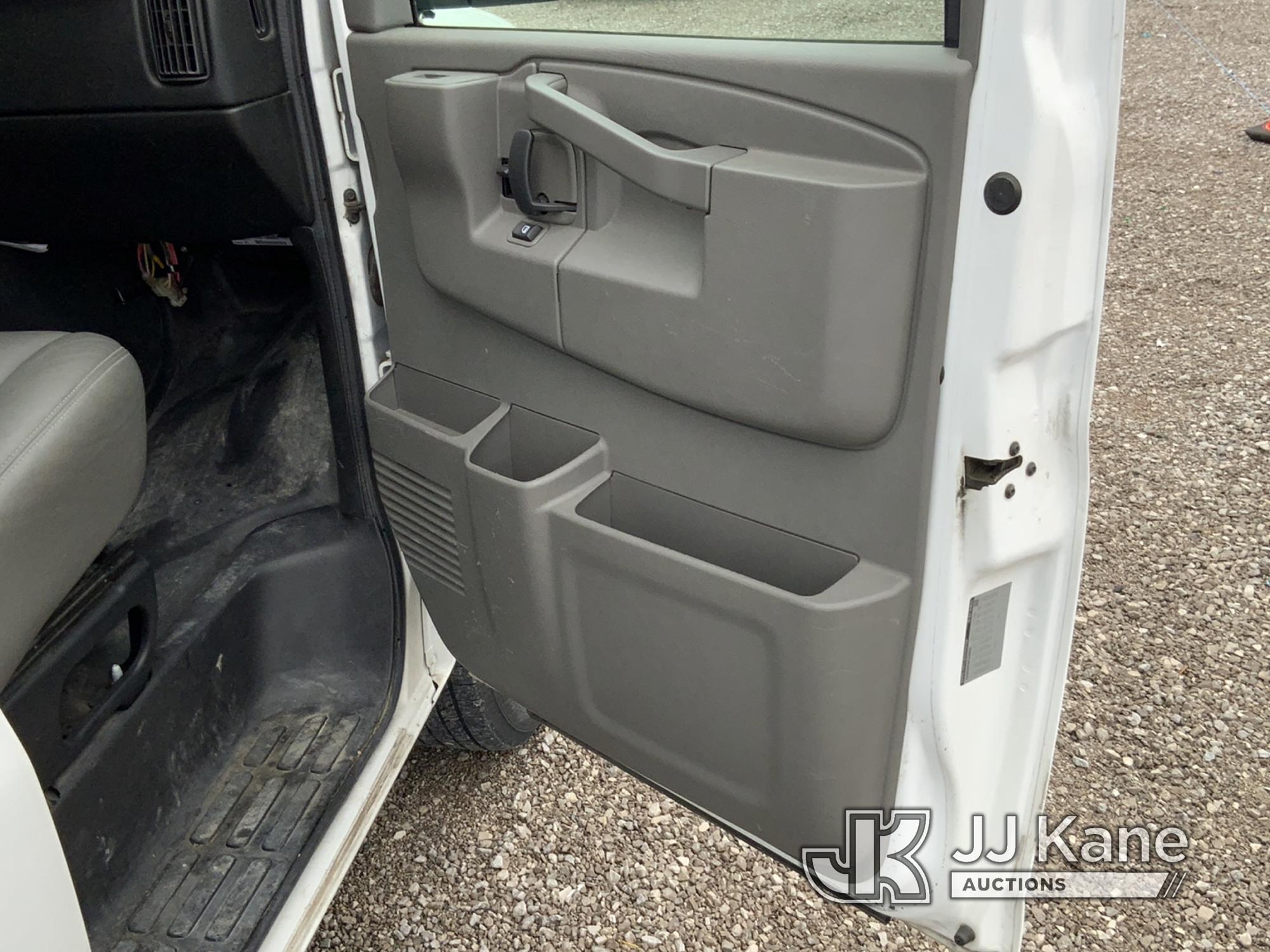 (Verona, KY) 2016 Chevrolet Express G2500 Cargo Window Van Runs & Moves) (Check Engine Light On, Par