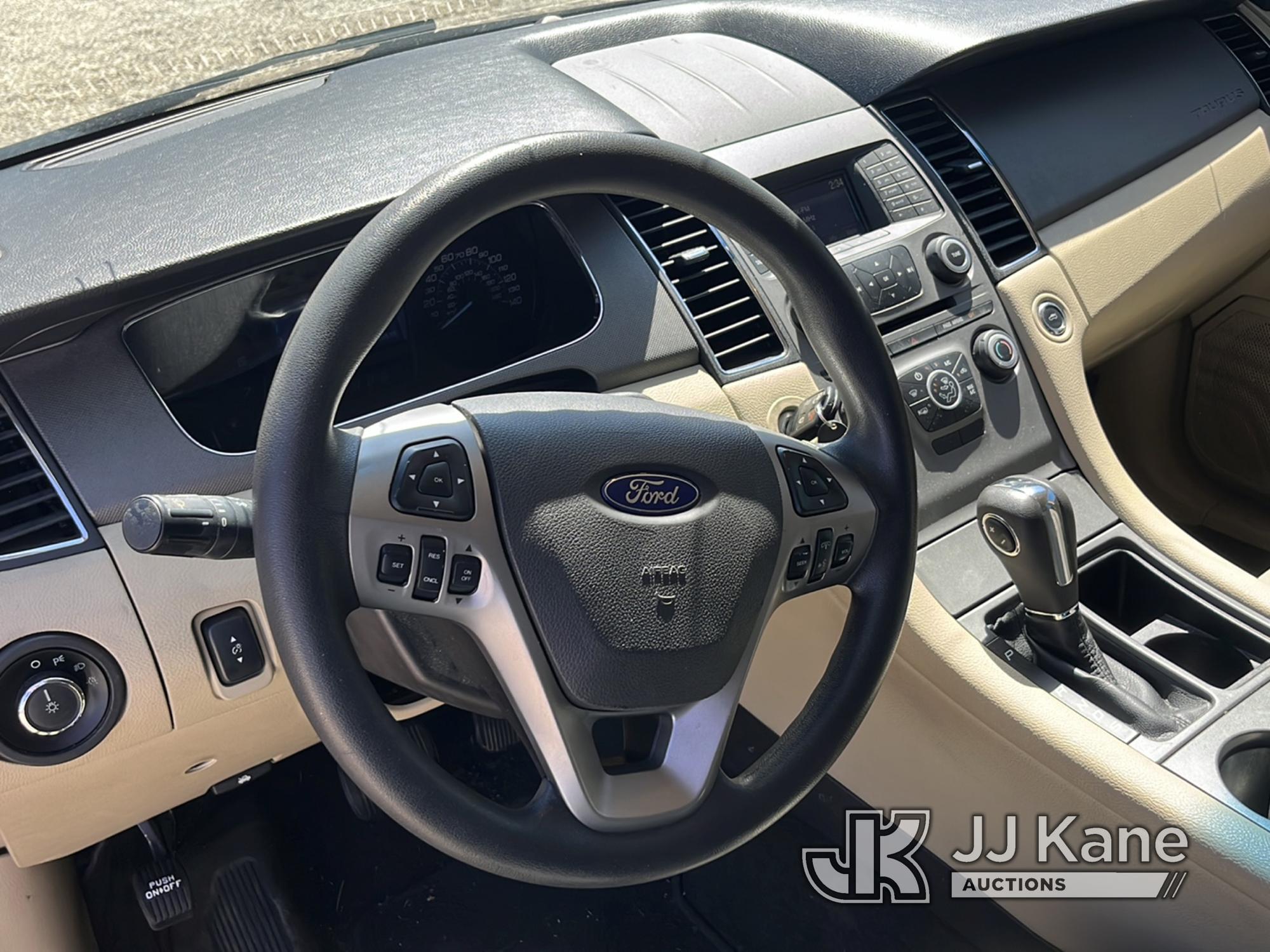 (Covington, LA) 2016 Ford Taurus 4-Door Sedan Runs & Moves) (Cracked Windshield