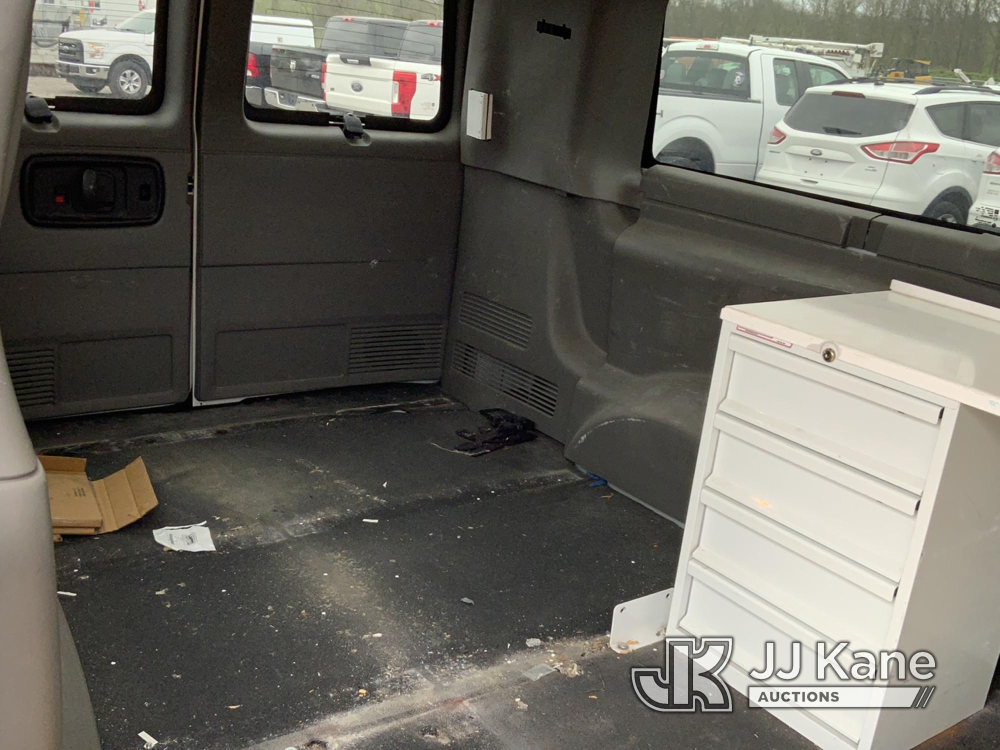 (Verona, KY) 2016 Chevrolet Express G2500 Cargo Window Van Runs & Moves) (Check Engine Light On, Par