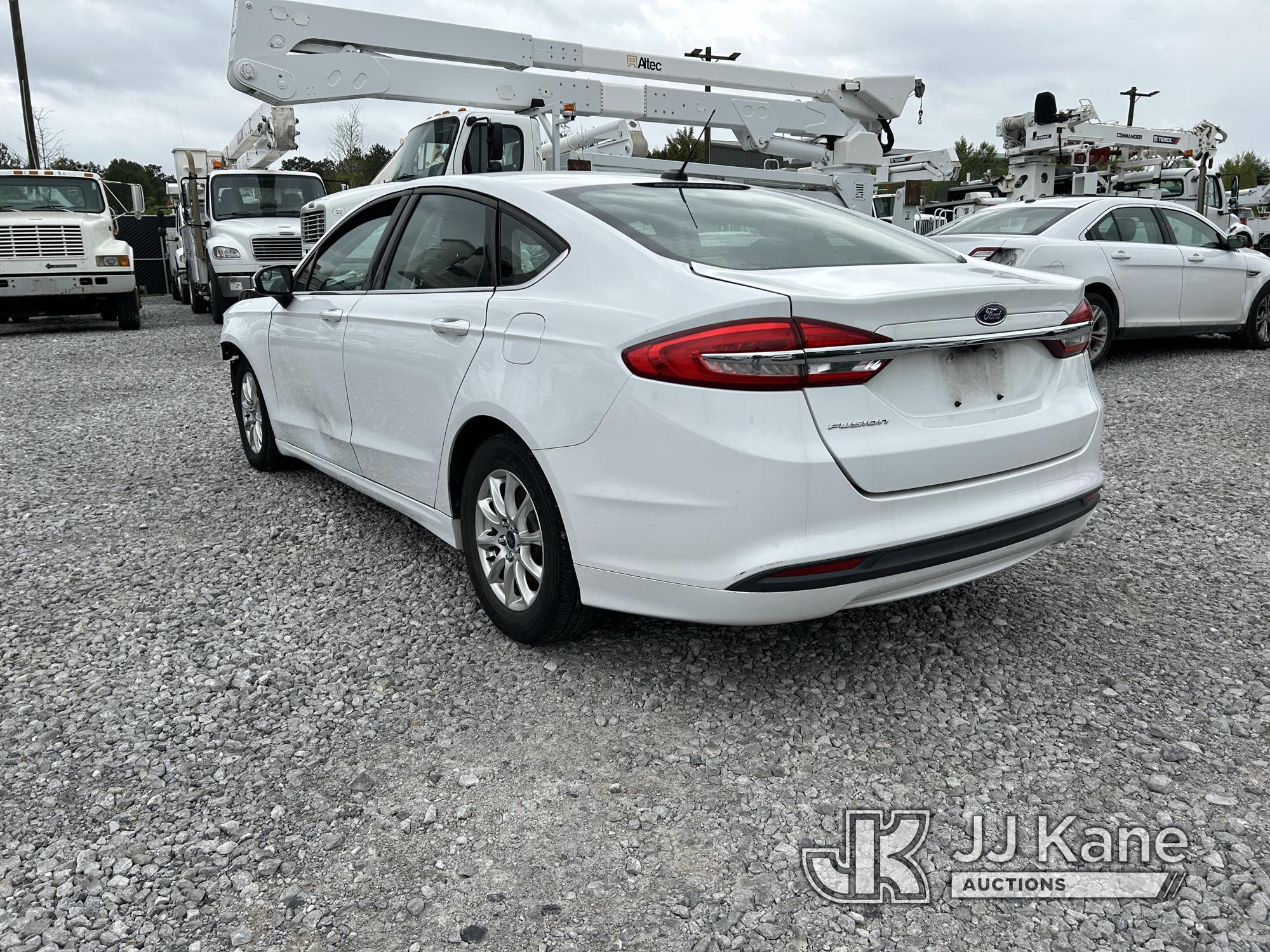 (Covington, LA) 2017 Ford Fusion 4-Door Sedan Runs & Moves) (Totaled